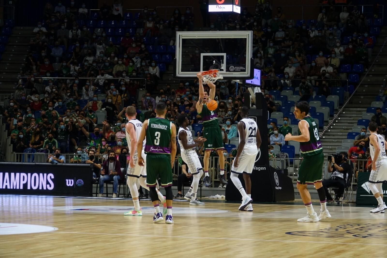 Rubén Guerrero realiza un mate.