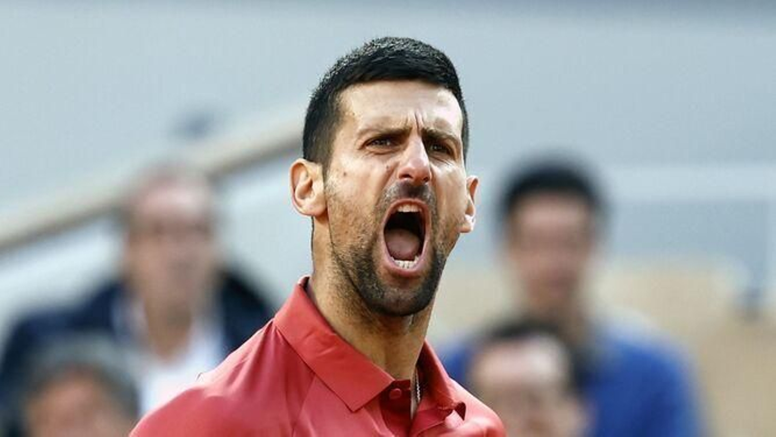 Djokovic lanza un rugido después de ganar un punto en plena remontada.