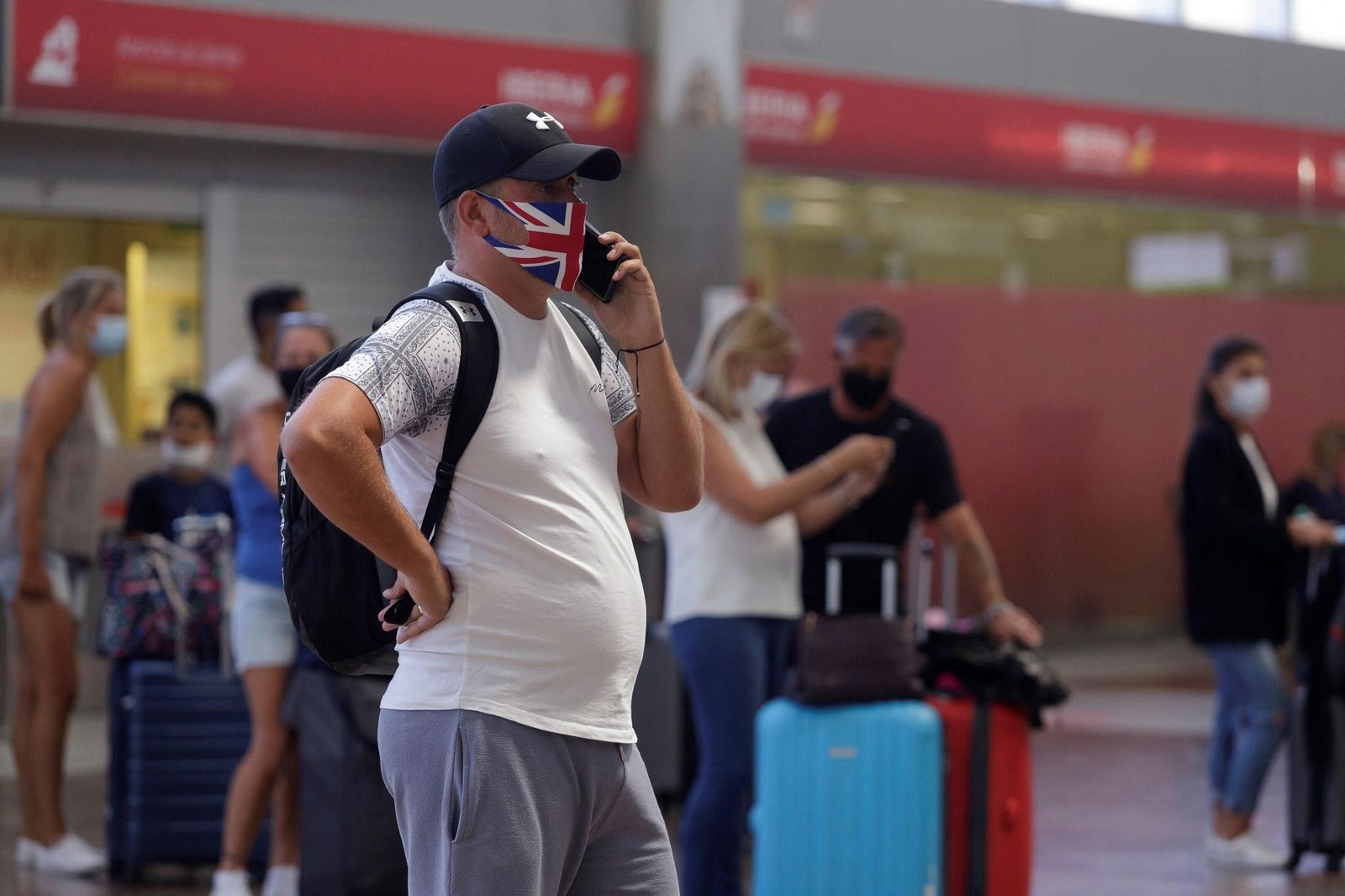 Un turista británico en el aeropuerto Tenerife Sur.