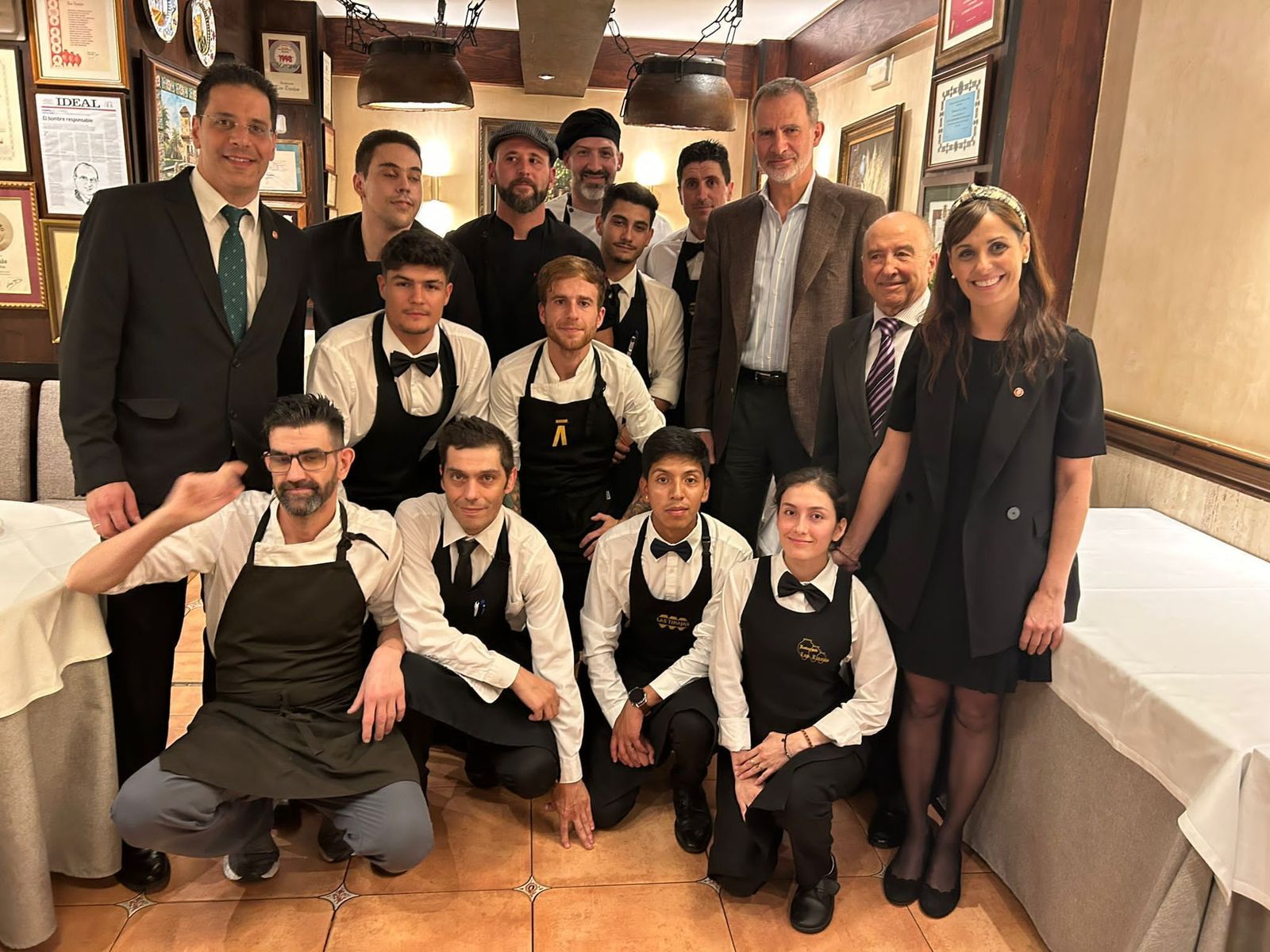 El Rey, junto al equipo de Las Tinajas, donde cenó la noche antes del desfile del Día de las Fuerzas Armadas.