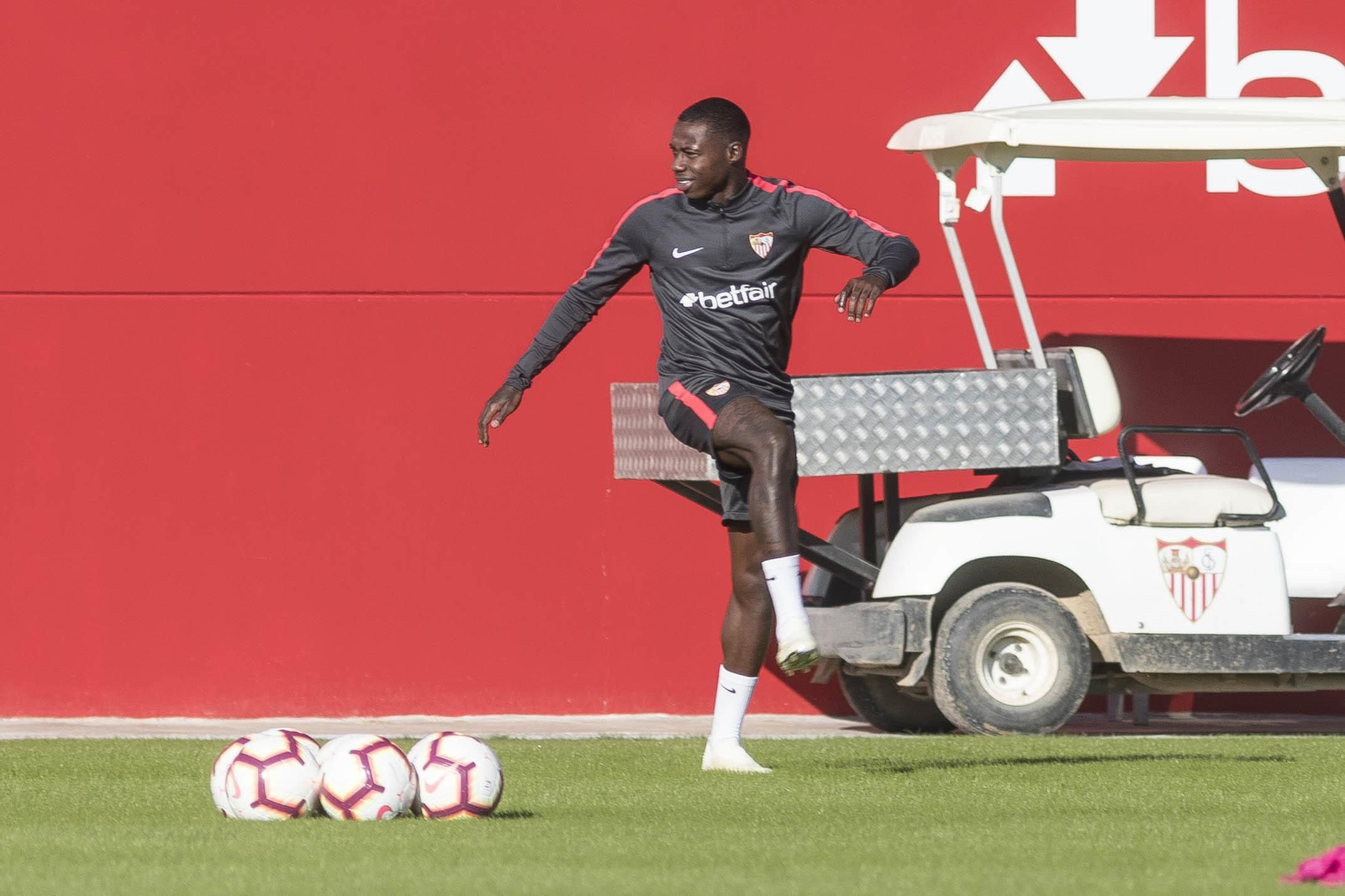 Quincy Promes se ejercita en la ciudad deportiva del Sevilla.