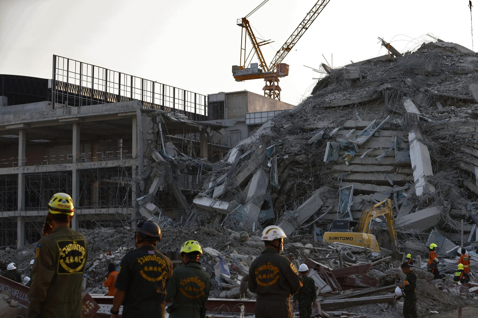 Las imágenes más impactantes del terremoto que ha sacudido Bangkok