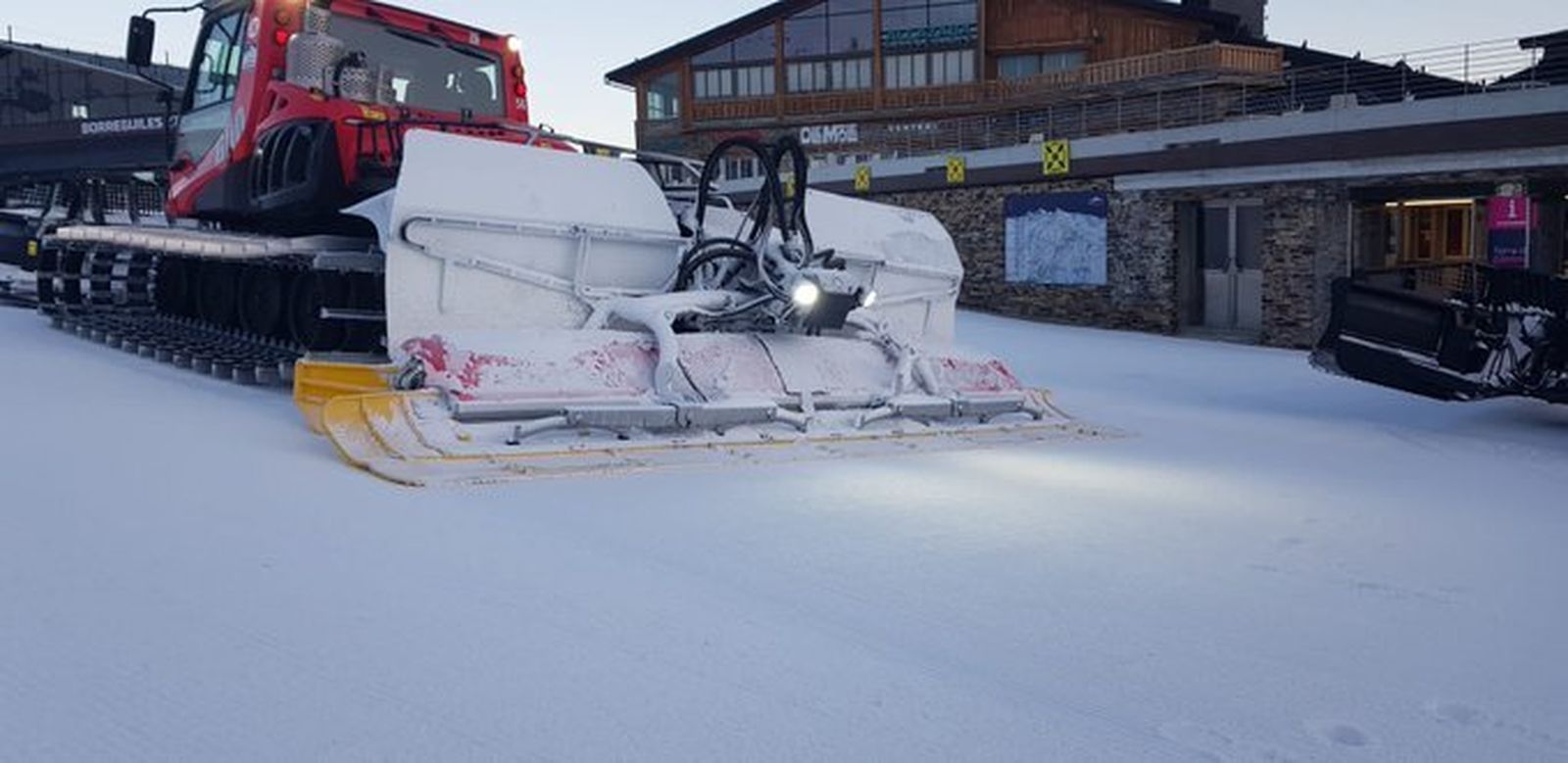 Una máquina poniendo las pistas a punto en Sierra Nevada