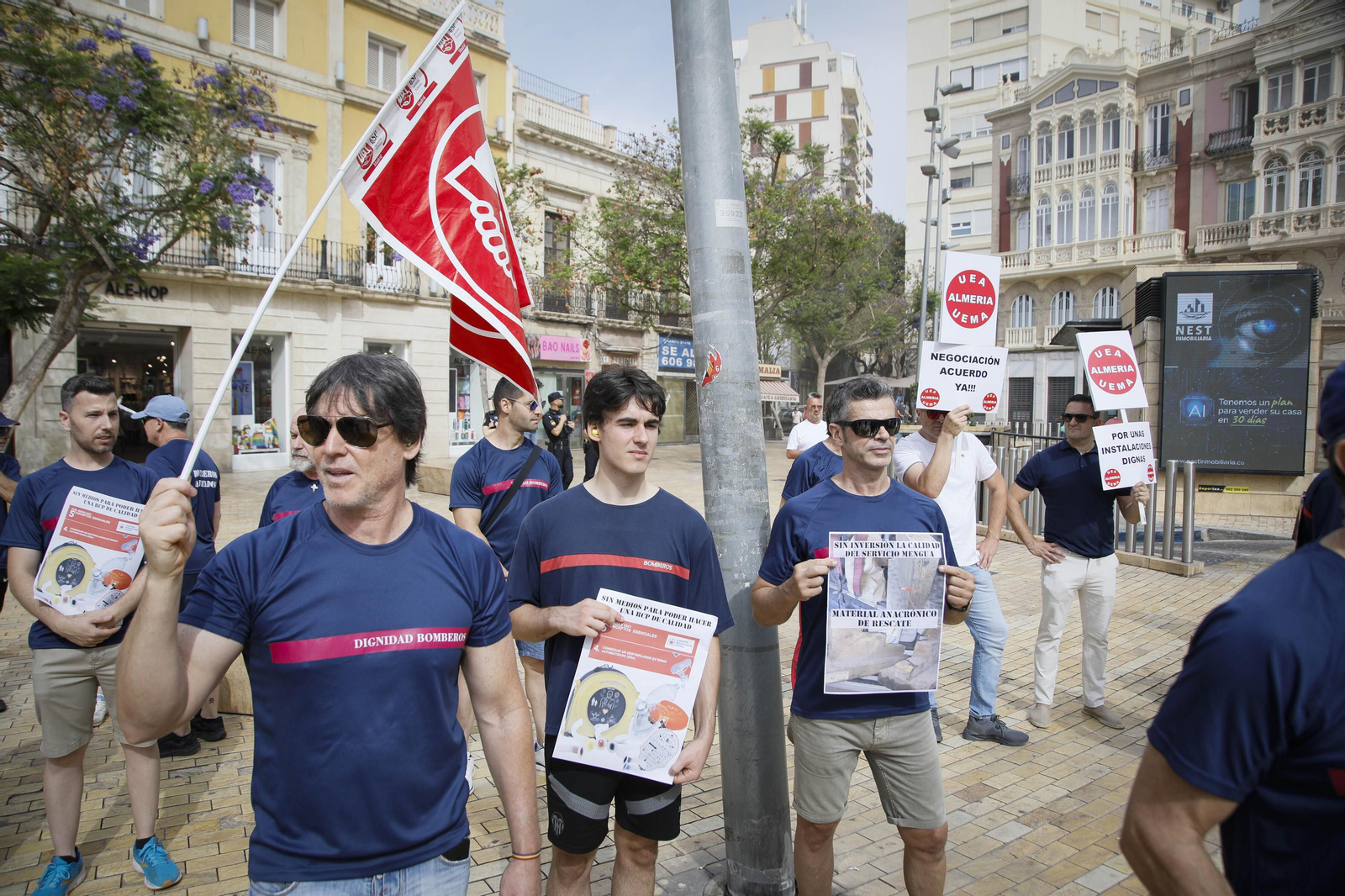 Manifestación de los bomberos quemados de Almería, en imágenes