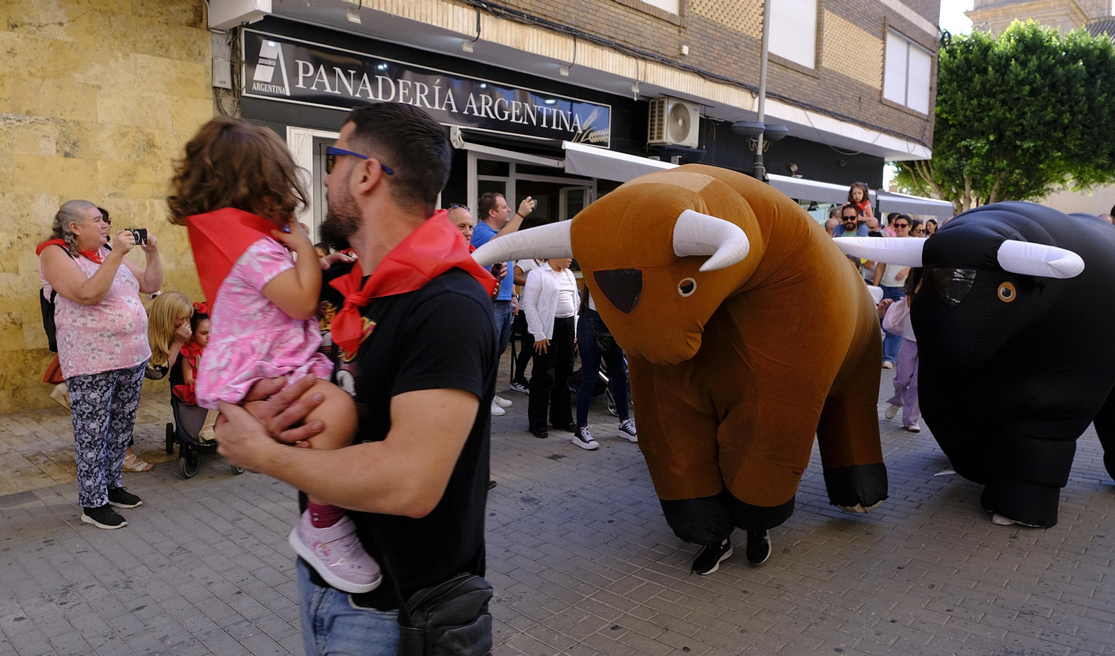 Encierro infantil y gigantes y cabezudos en las Fiestas de Huércal Overa, en imágenes
