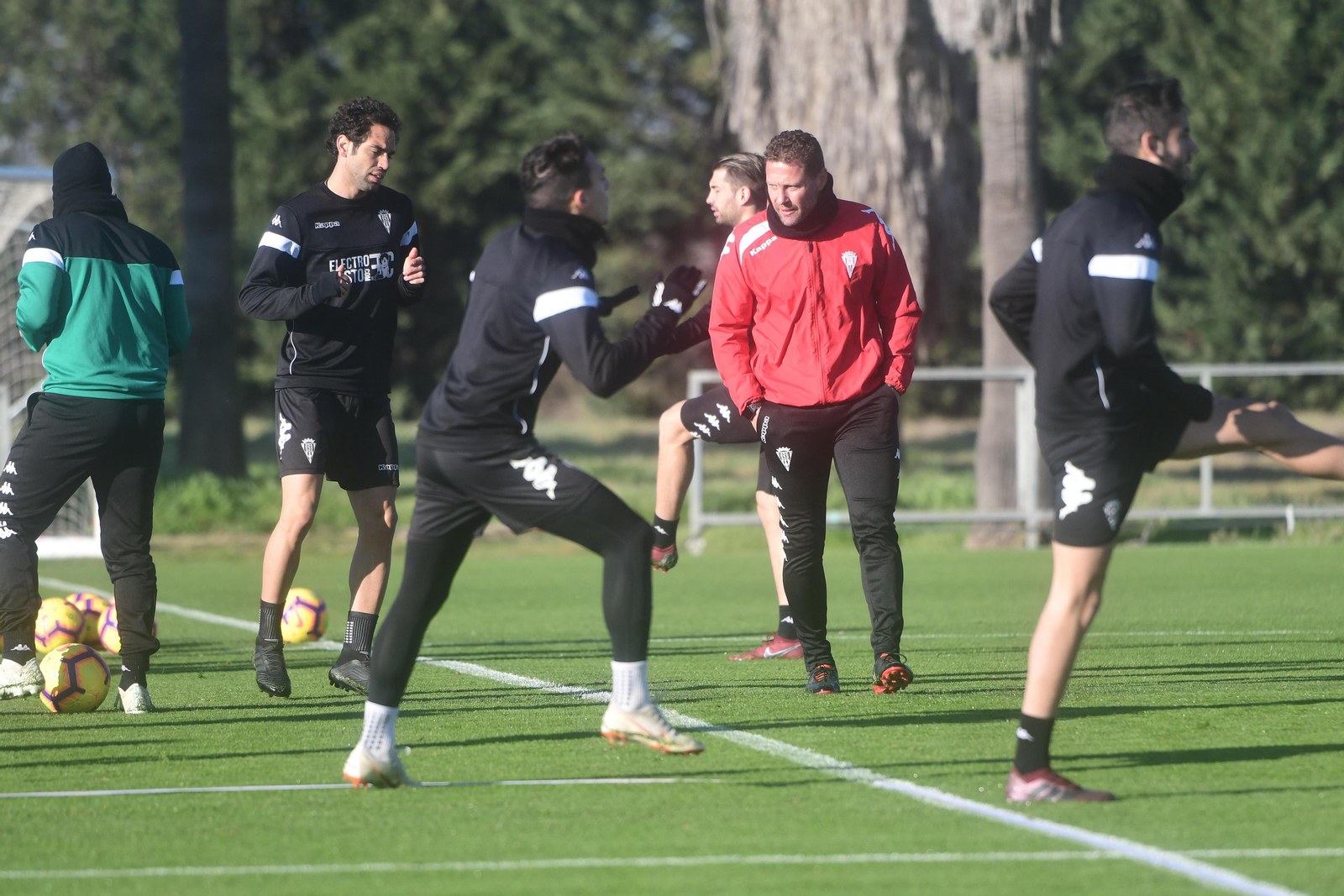 Curro Torres observa el trabajo de sus futbolistas.