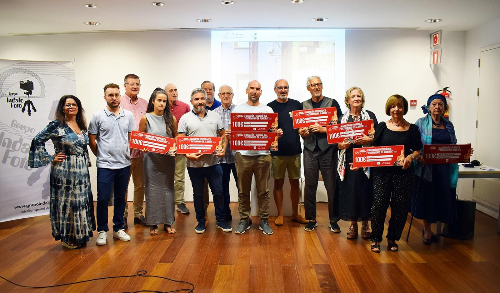Representantes de ‘Amigos de la Alcazaba’ y Grupo indalo Foto con los premiados.