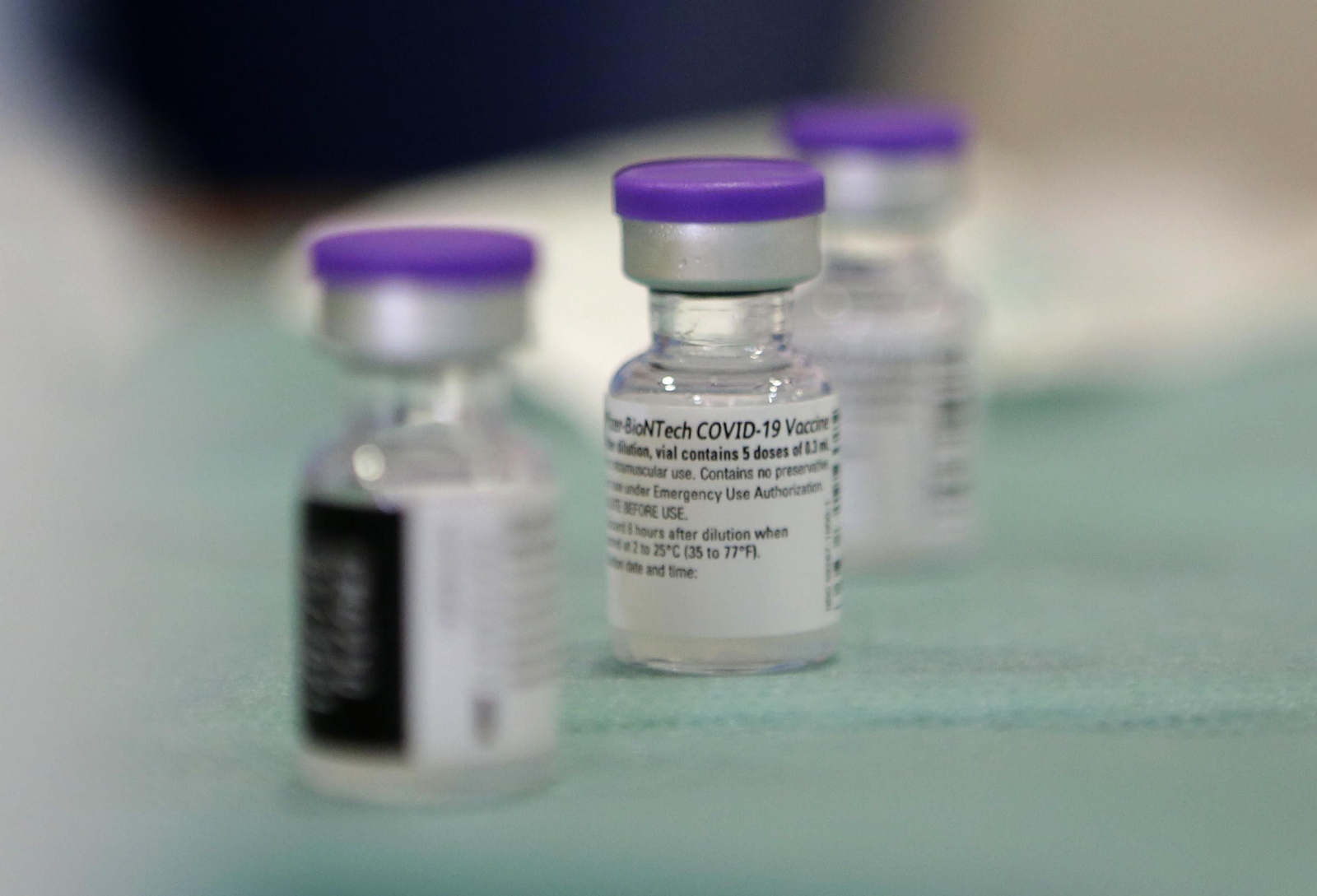 Botes de la vacuna de los laboratorios Pfizer-BioNTech