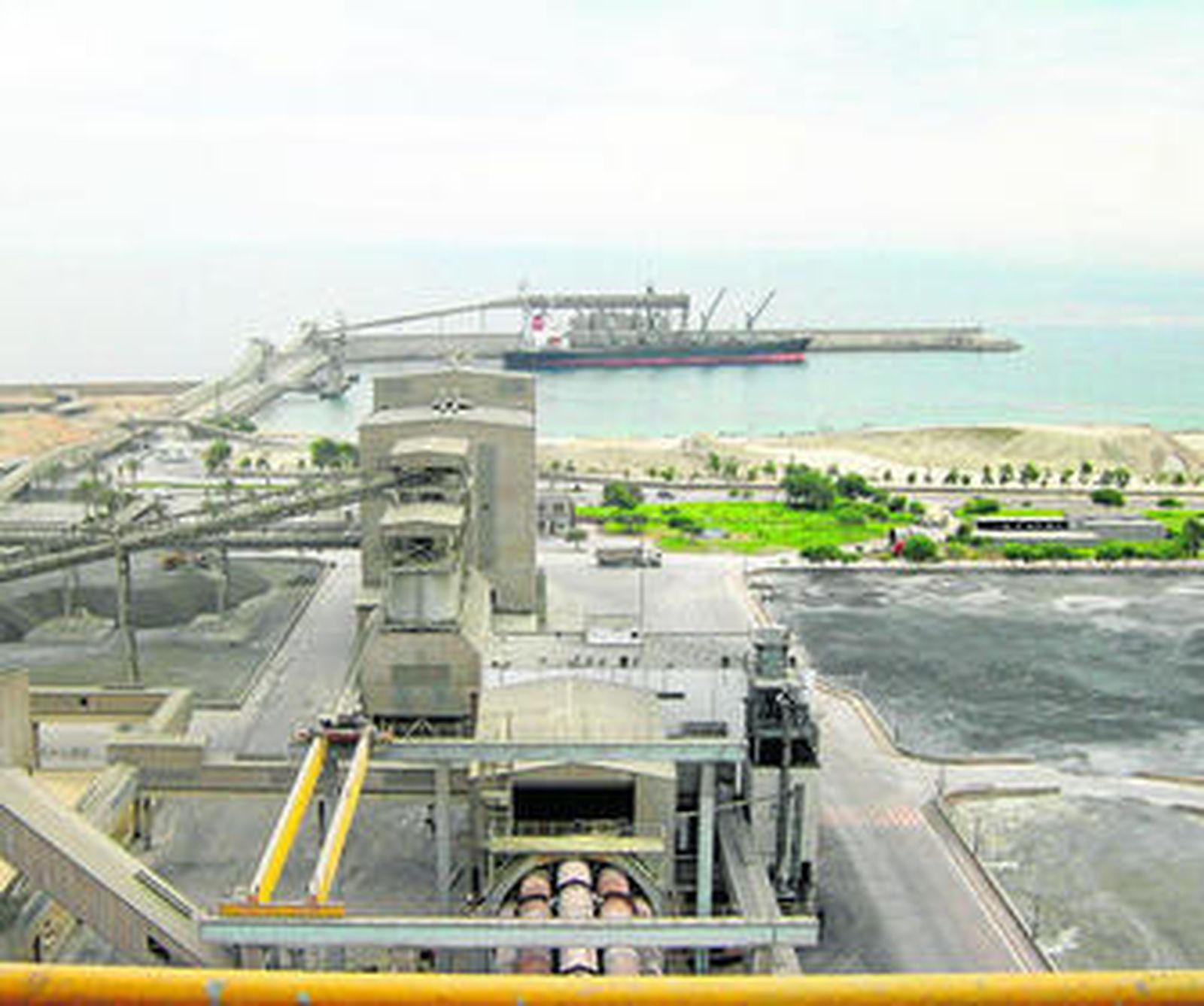 Imagen de la fábrica de LafargeHolcim en Carboneras.
