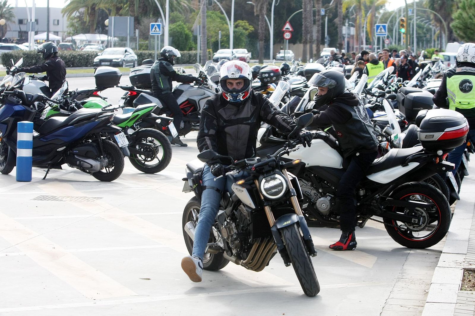 Imágenes de la concentración motera en memoria de Hugo Millán por las calles de Huelva