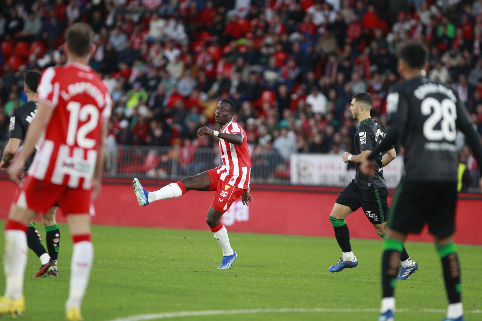 Dion Lopy repartiendo juego en el duelo contra el Real Betis.