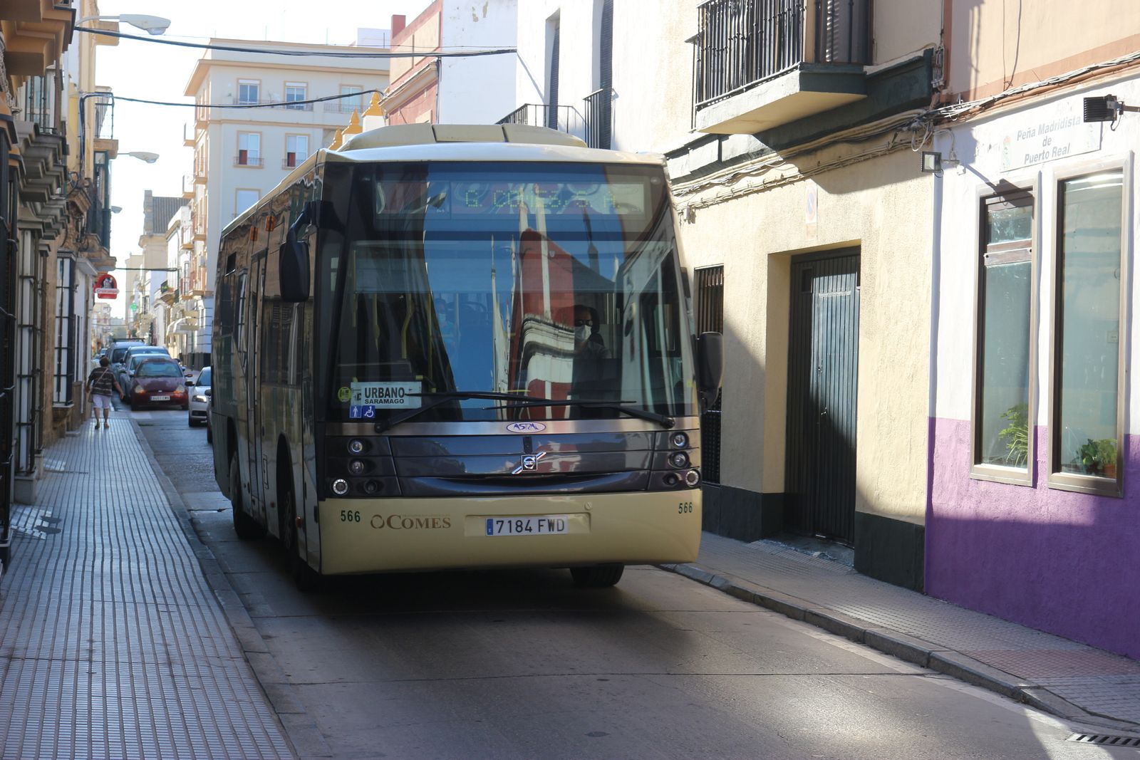 Autobús interurbano por el centro de Puerto Real