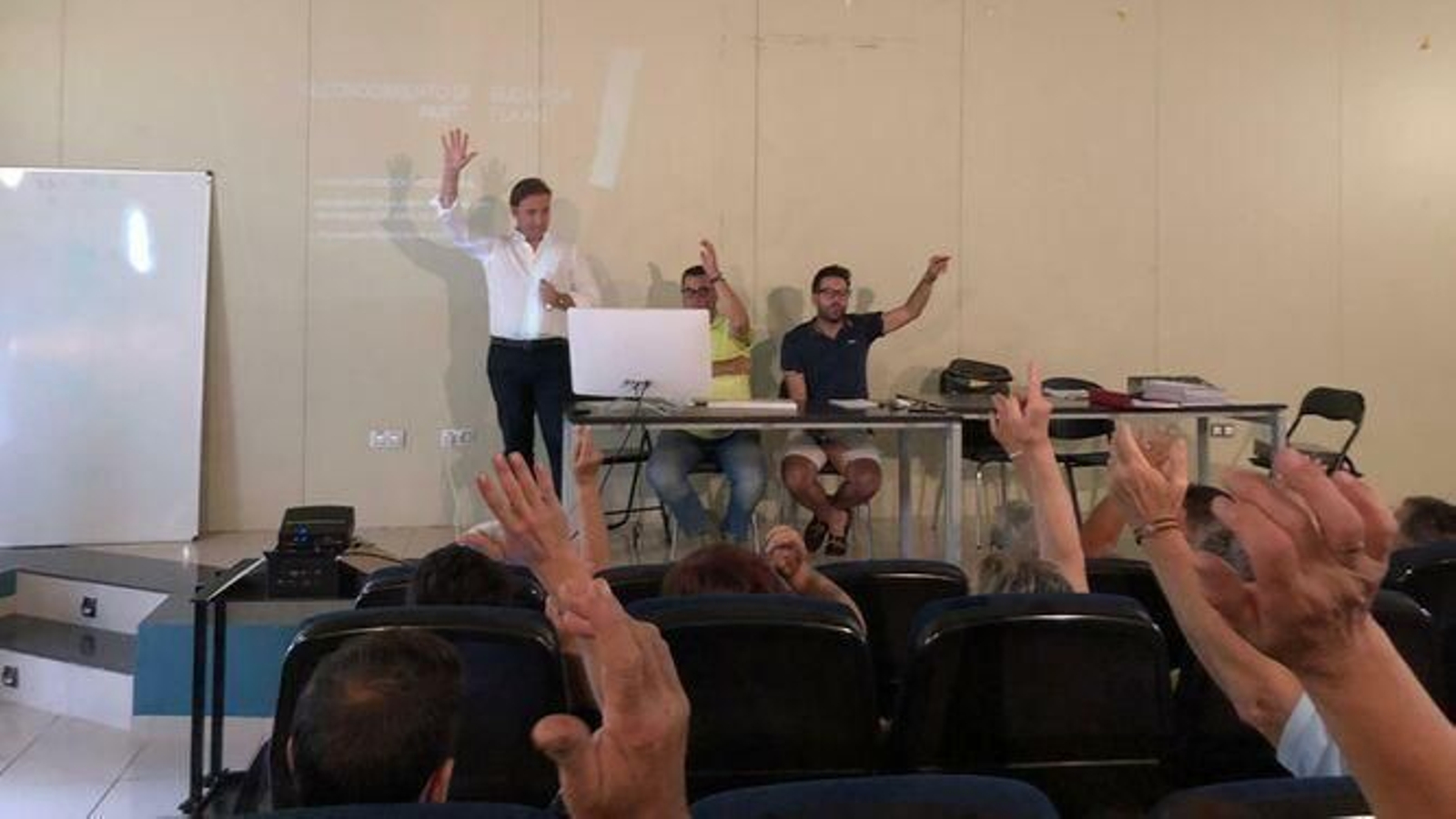 Moya, de pie, levanta la mano para votar en una asamblea de la Unión. Moya, de pie, levanta la mano para votar en una asamblea de la Unión.