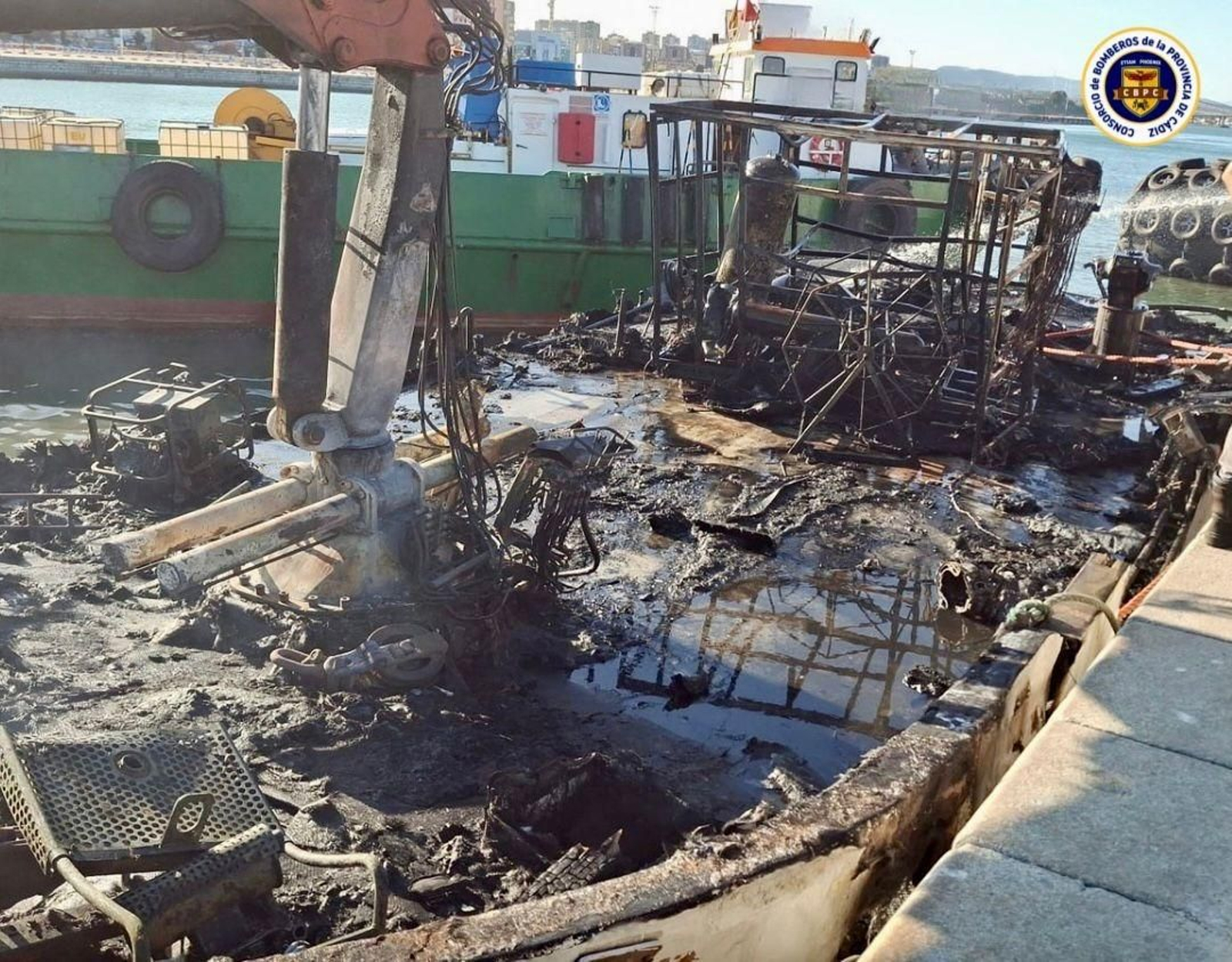 El barco siniestrado, ya en el muelle del Puerto de Algeciras.
