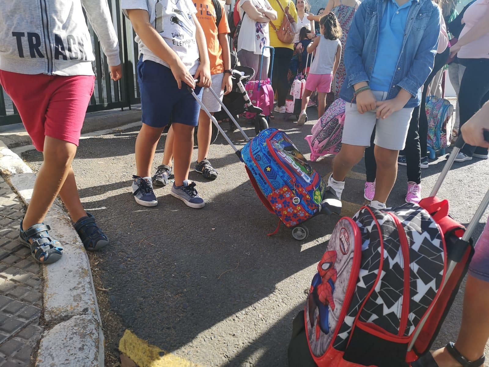 Jornada de mochilas caídas en el Colegio Sánchez Arjona.