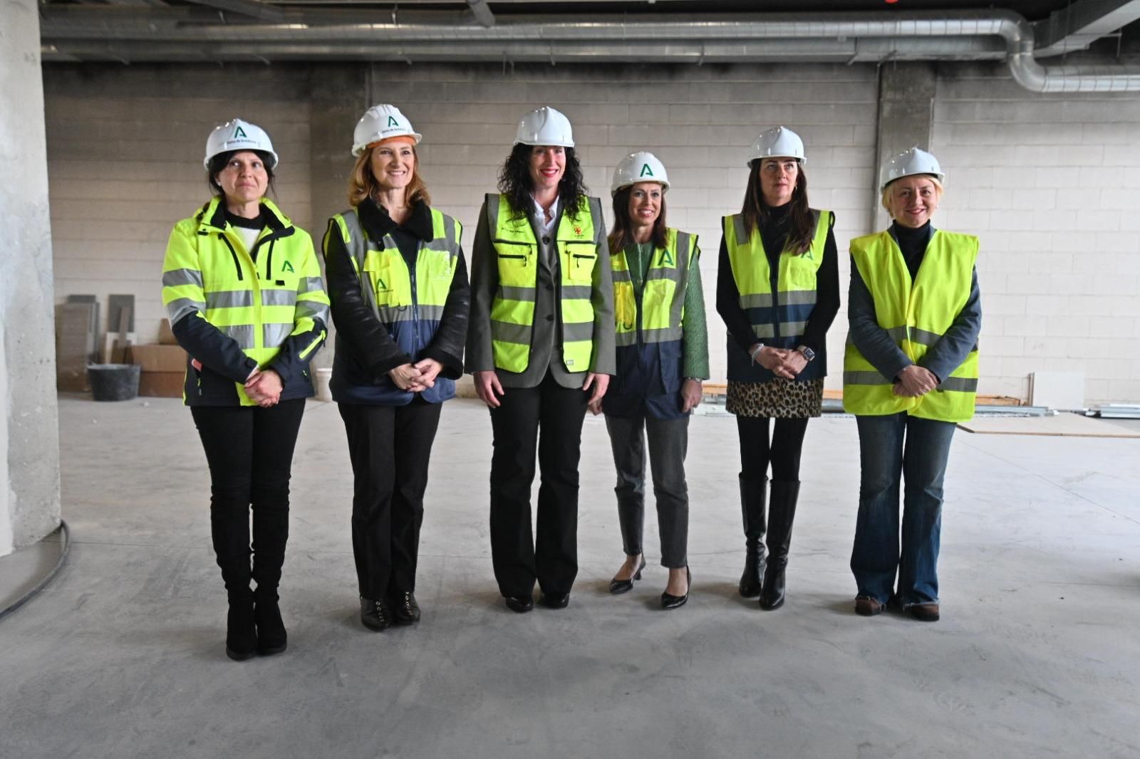 La consejera de Fomento y la alcaldesa, en su visita, junto a otros responsables de esta promoción.