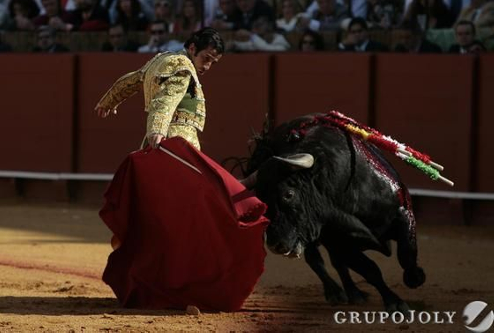 Juan Mora toreando el primer toro de la tarde.

Foto: Juan Carlos Munoz