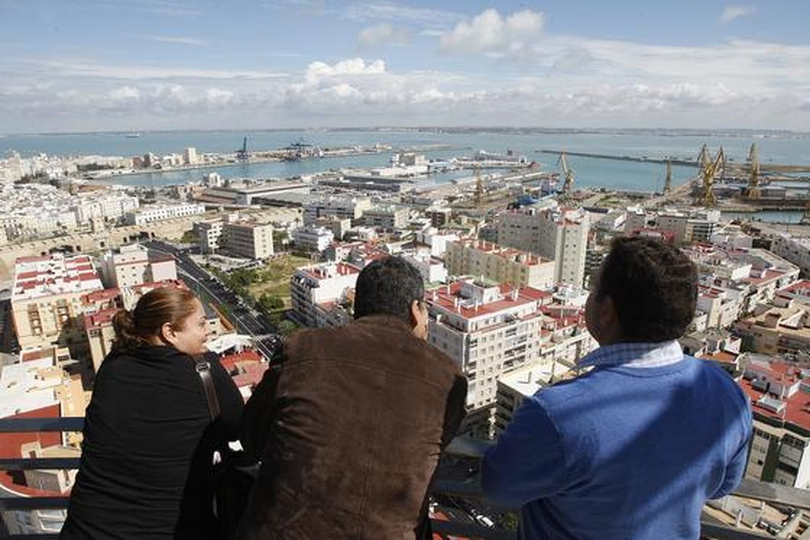 Una visita a lo alto del Pirulí ofrece una singular vista Cádiz. 

Foto: Jose Braza