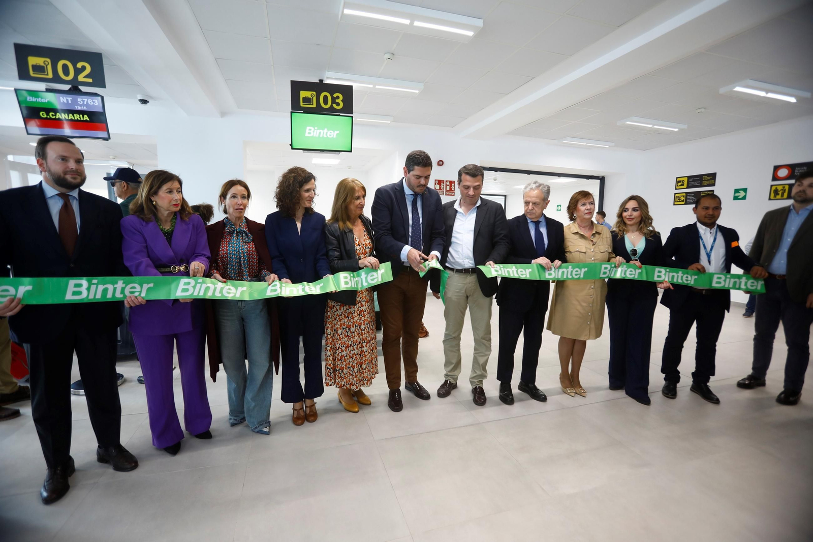 El aeropuerto de Córdoba recibe el primer vuelo de Binter desde Canarias, en imágenes