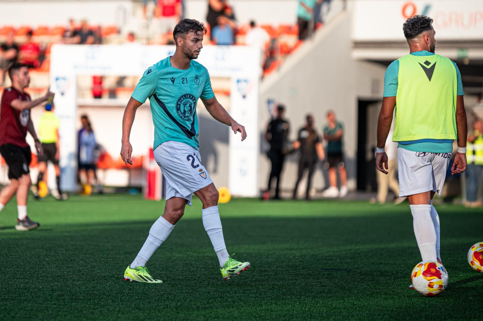 Moha, en el calentamiento en el Francisco Muñoz Pérez.