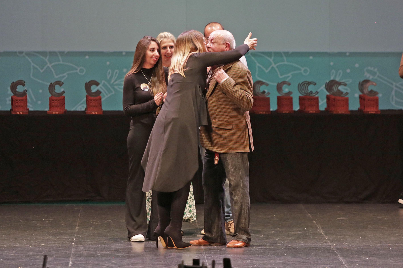 Imágenes de la entrega de los antifaces de oro en el Gran Teatro Falla
