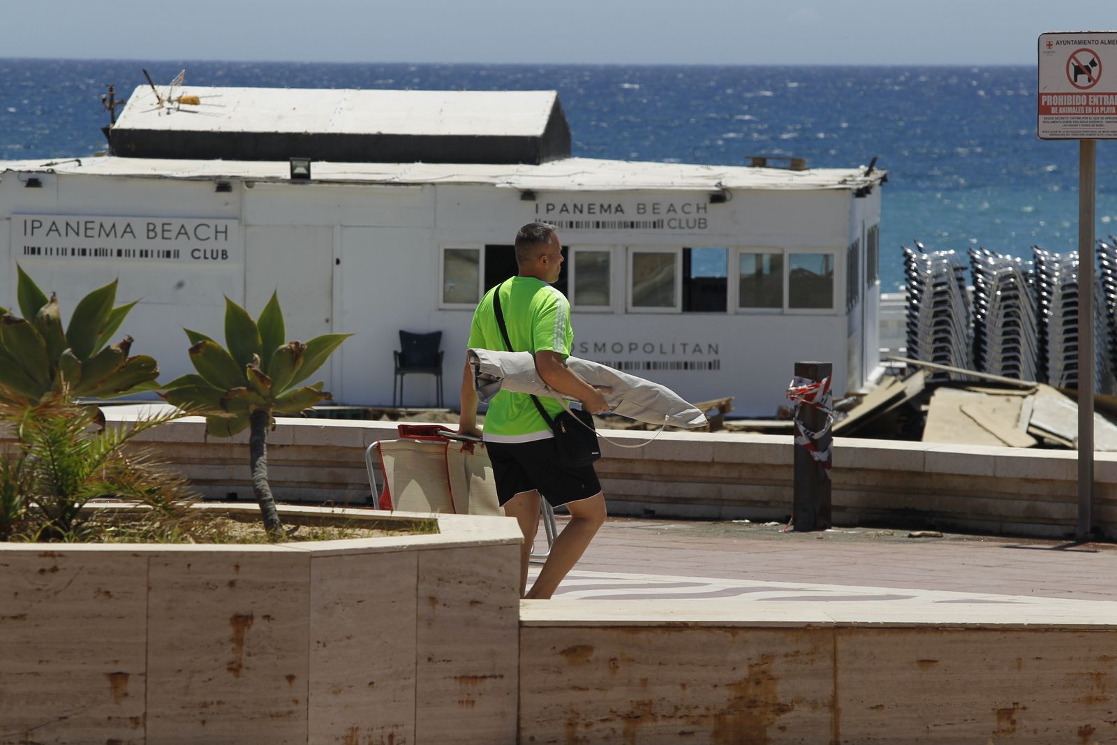 Fotogalería primer día de playa tras el confinamiento en Almería