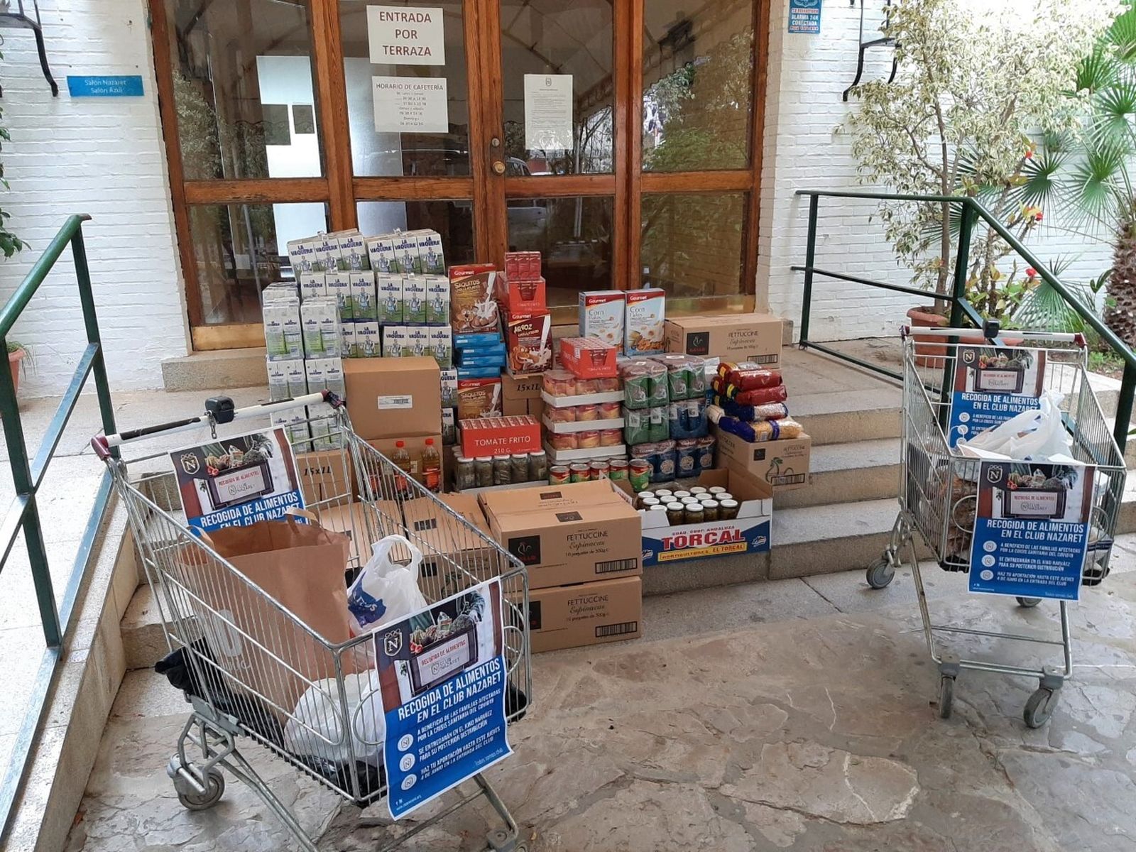 Alimentos donados por el Club Nazaret al centro operativo Kiko Narváez.