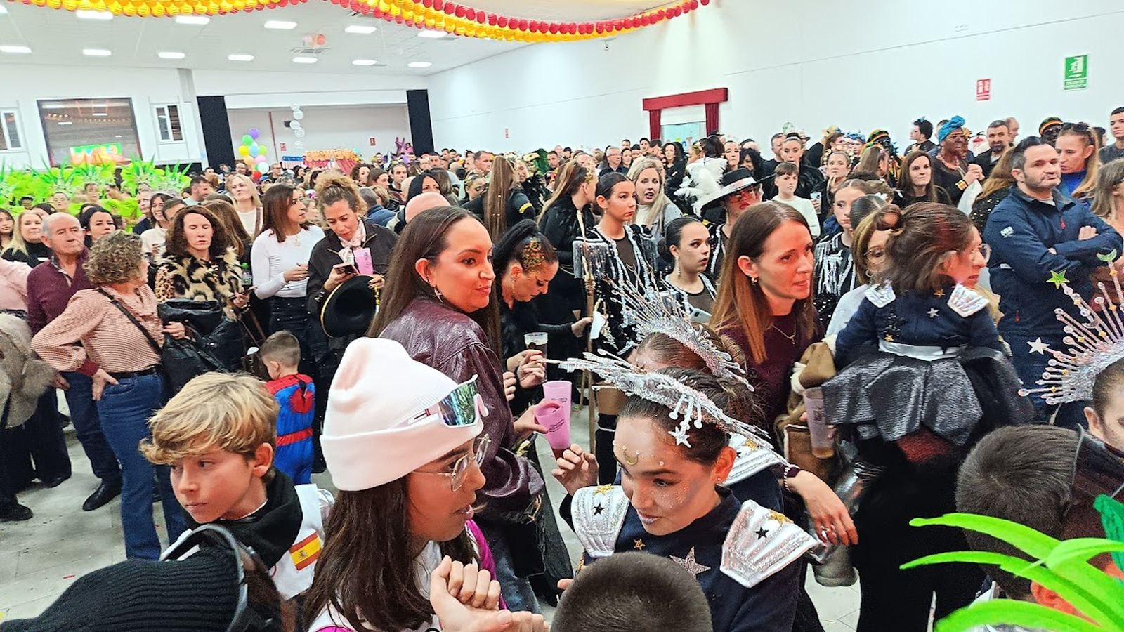 Marta no logra apagar la llama del Carnaval en Albox que llenó de magia el Centro de Agua y Salud