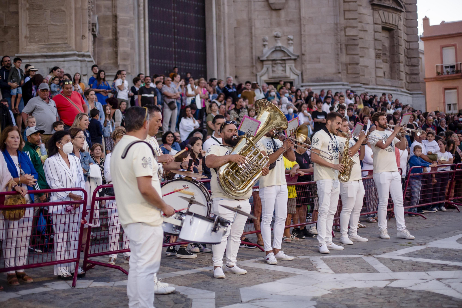 Noche de San Juan en Cádiz: Imágenes de la quema de los juanillos