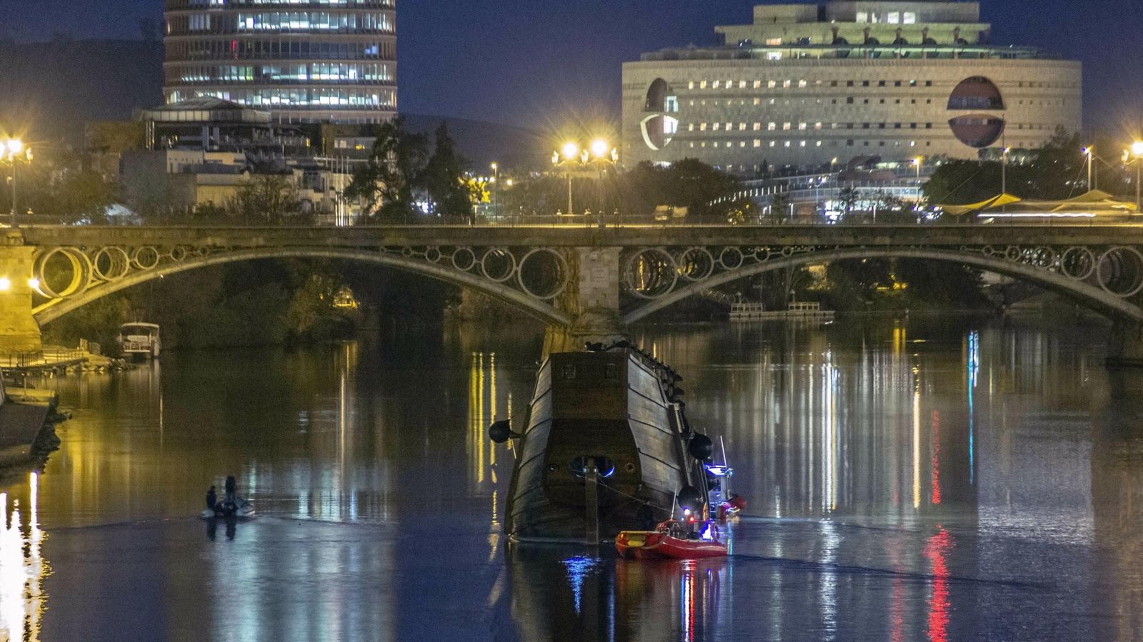 La Nao Victoria 500, ante el Puente de Triana.