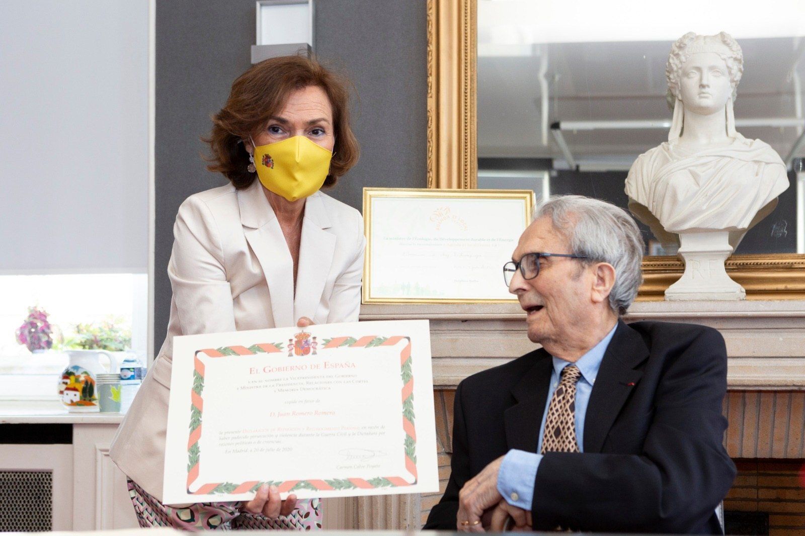El cordobés Juan Romero, junto a Carmen Calvo, en el homenaje del Gobierno español.