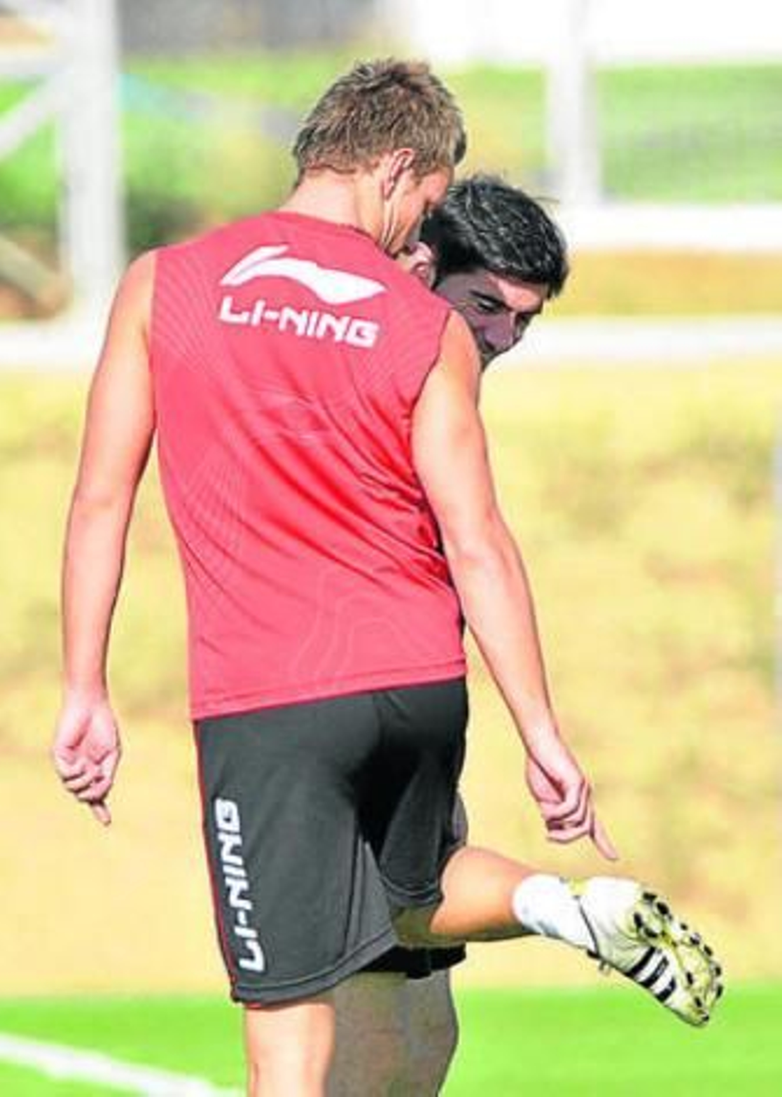 Marcelino sonríe ante una queja en broma de Rakitic, ayer.