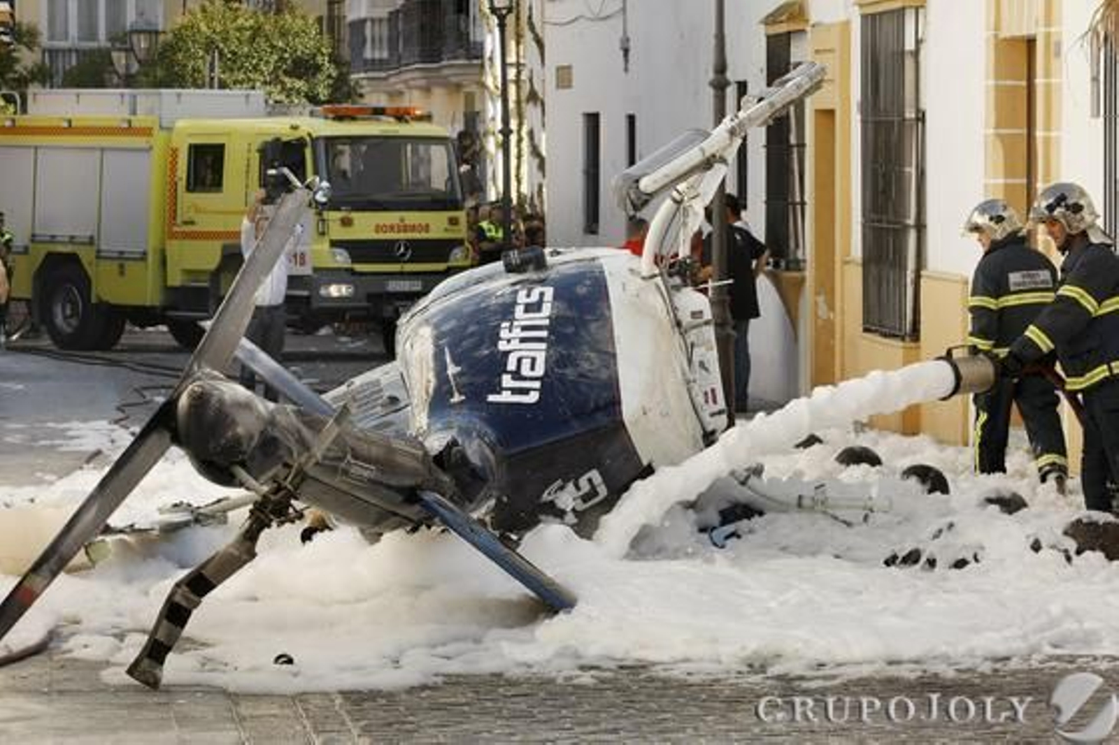 El piloto, que intentó aterrizar, acabó a pocos metros de la Iglesia Prioral Portuense. Heridos el piloto y los dos pasajeros, que tomaban imágenes turísticas de la ciudad./Fotos:Fito Carreto

Foto: Fito Carreto