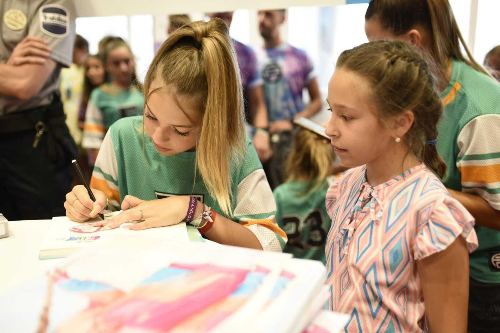 La youtuber Indy presenta su último libro en Huelva.