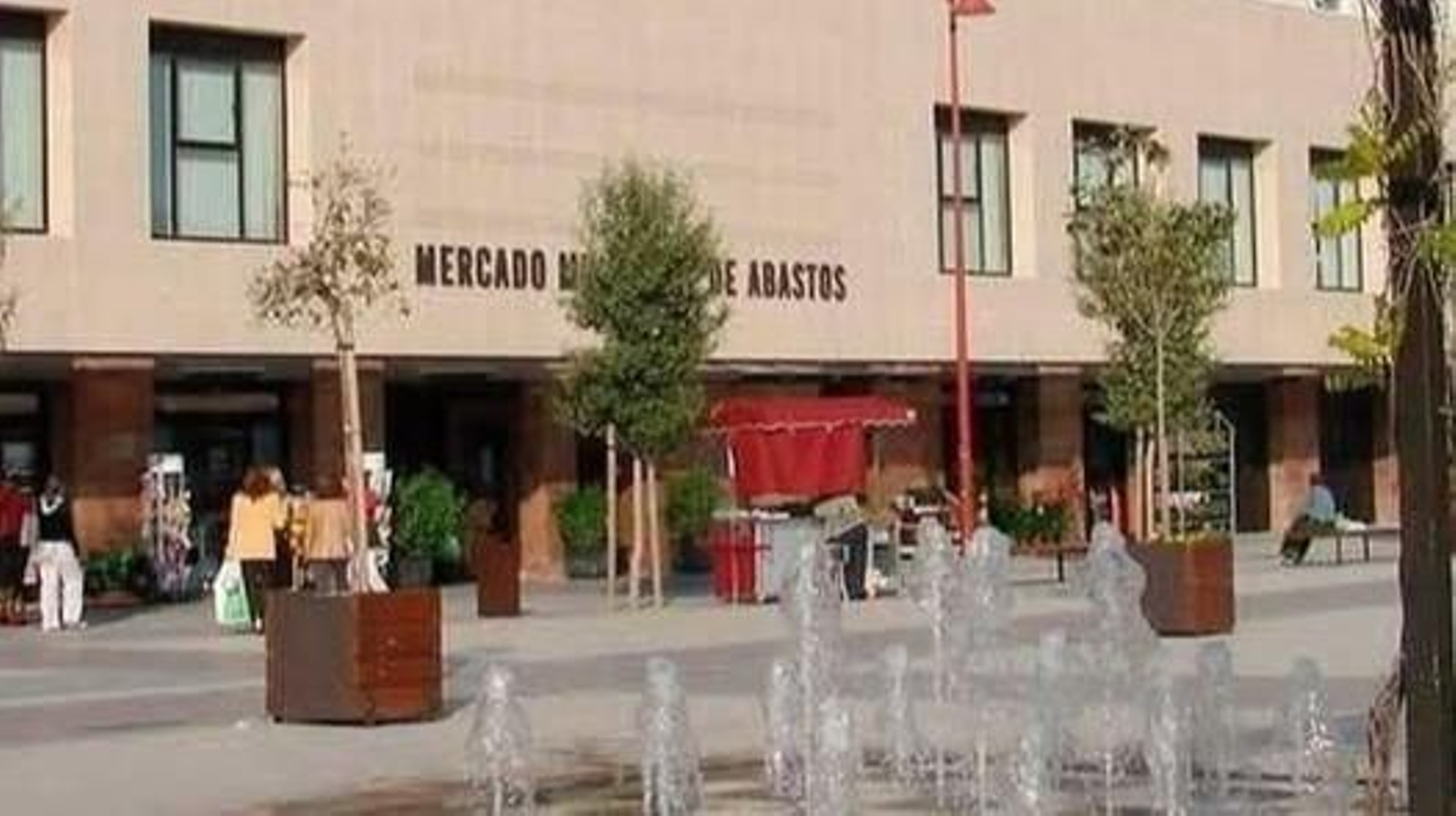 Fachada del mercado, donde en su aparcamiento sucedieron los hechos.