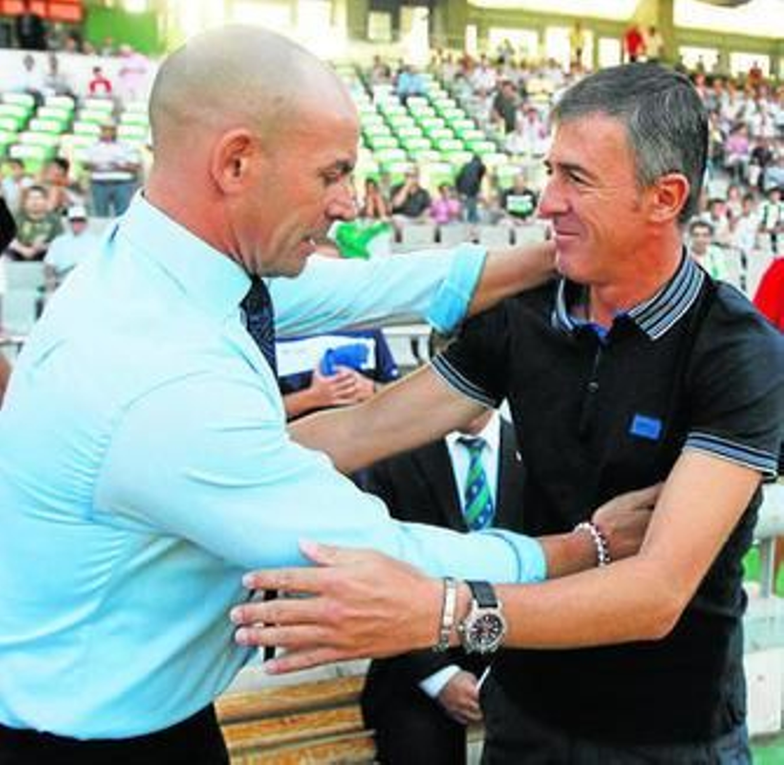 Paco Jémez y Lucas Alcaraz se saludan antes del inicio del derbi de ayer en El Arcángel.
