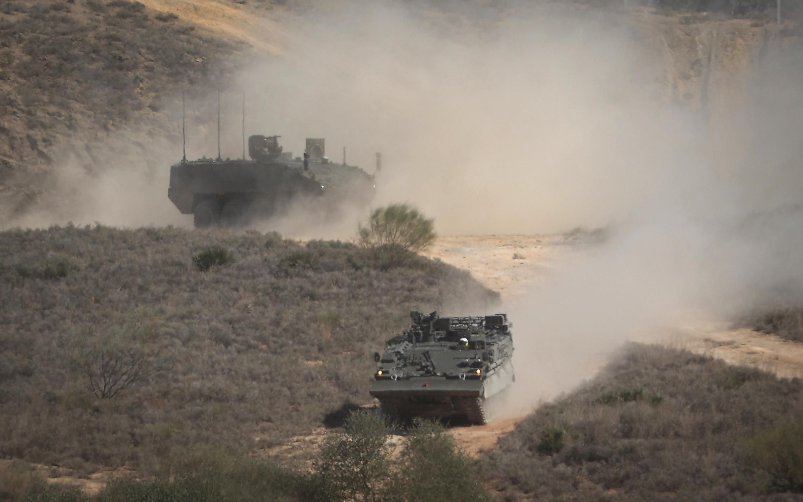 La visita de la ministra de Defensa a la fábrica De Santa Bárbara en imágenes