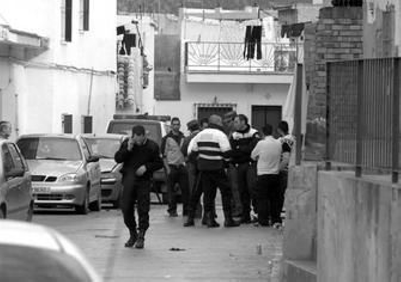 Agentes de la Policía Local y de la Guardia Civil, en el lugar donde se produjo el fatal suceso, a primera hora de la mañana.