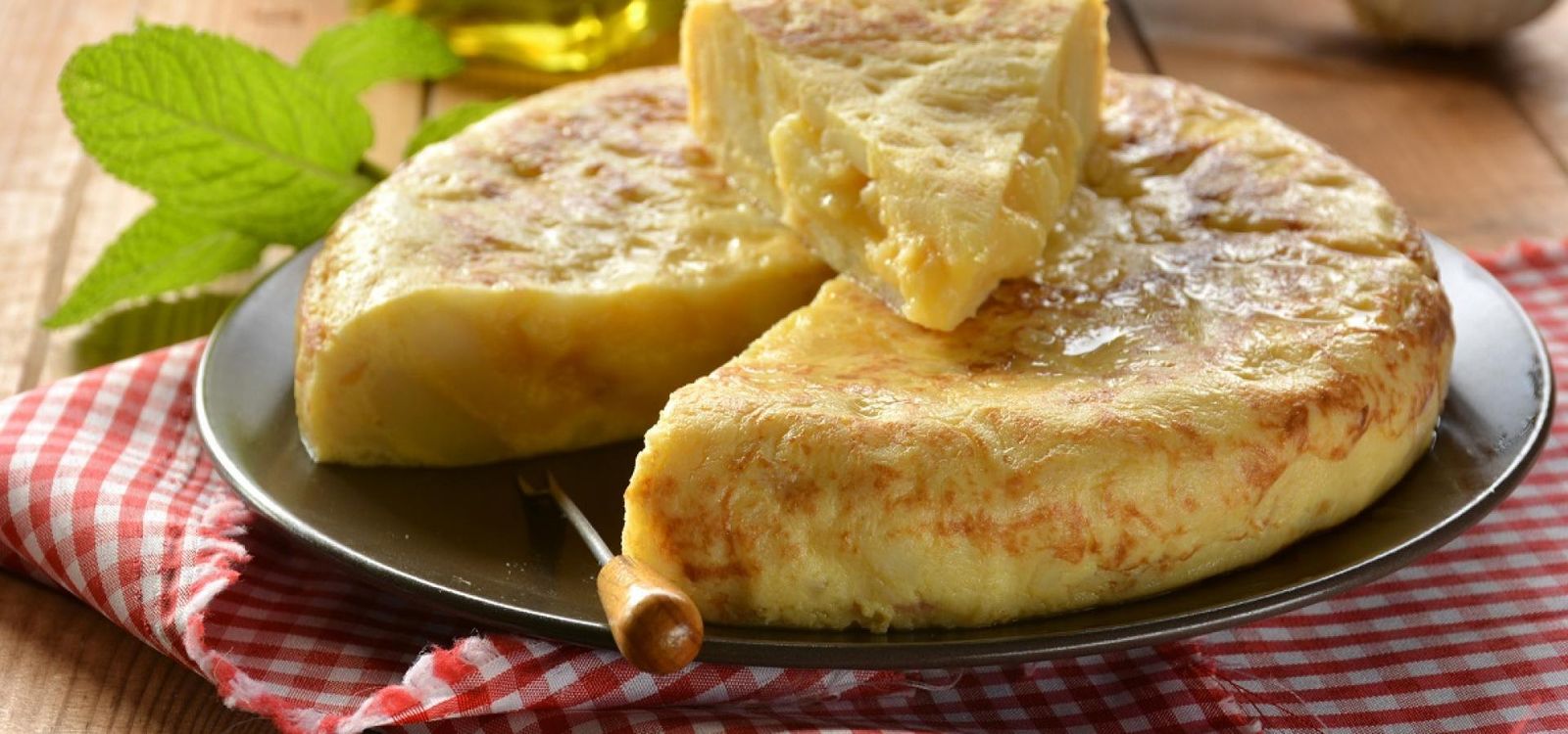 Para el 47,5% de los españoles, la tortilla es la reina de la mesa.