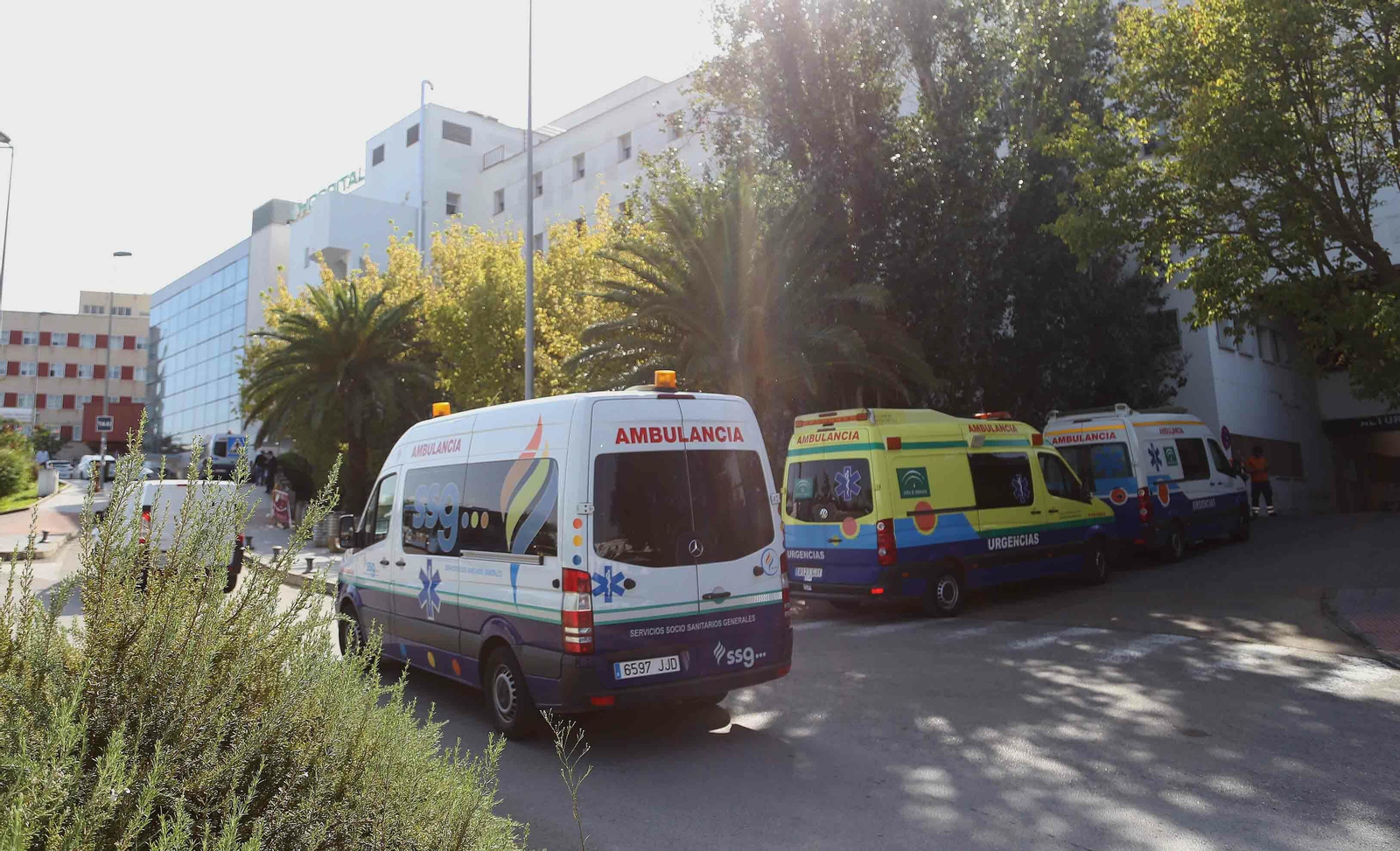 Ambulancias en el hospital de Jerez.