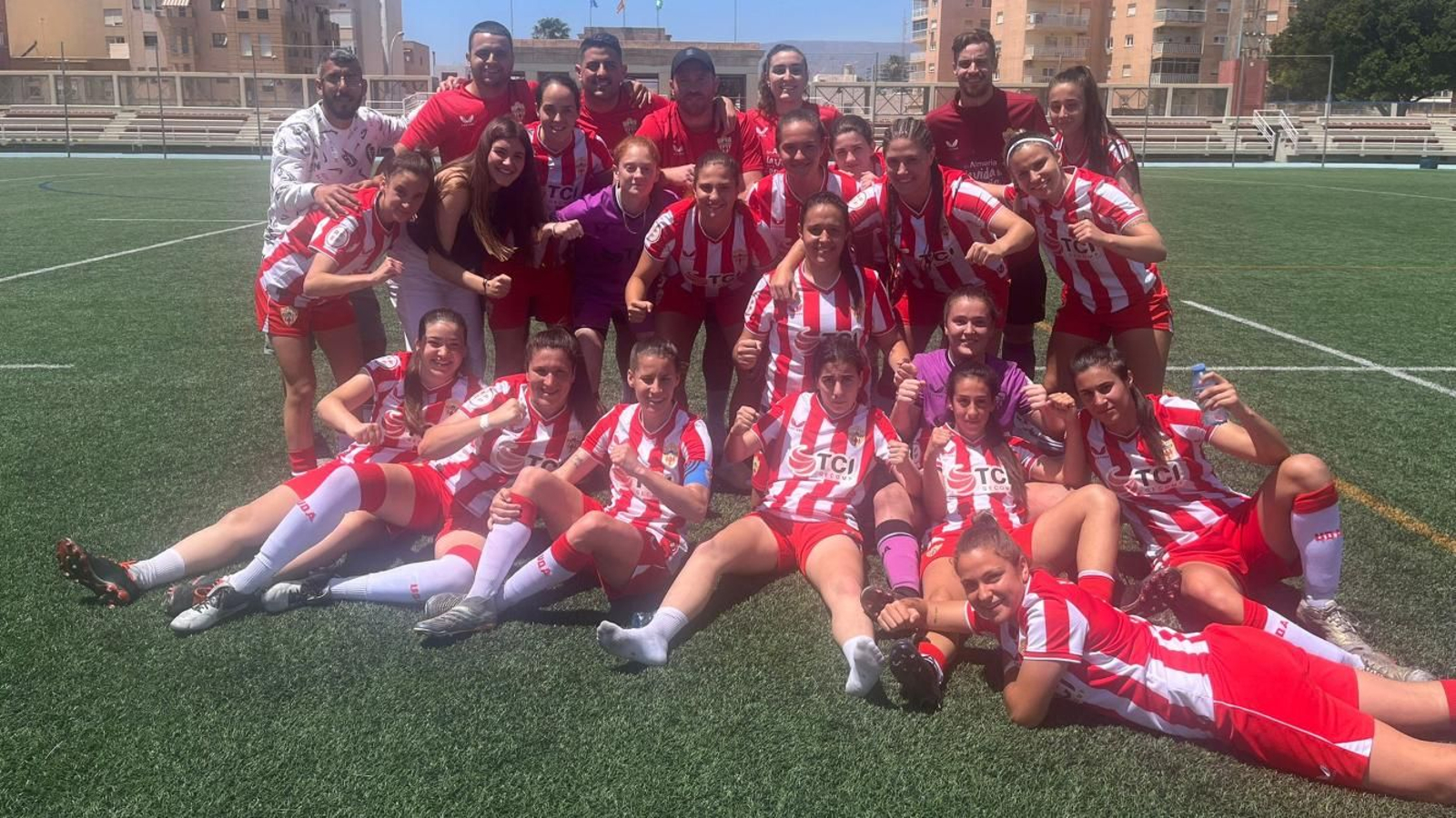 Las jugadoras rojiblancas celebran el triunfo en la última jornada liguera. Las jugadoras rojiblancas celebran el triunfo en la última jornada liguera.