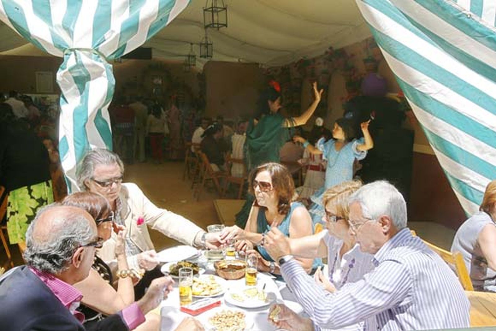 Una reunión de amigos en el exterior de una caseta, disfrutando del buen tiempo.

Foto: Borja Benjumeda