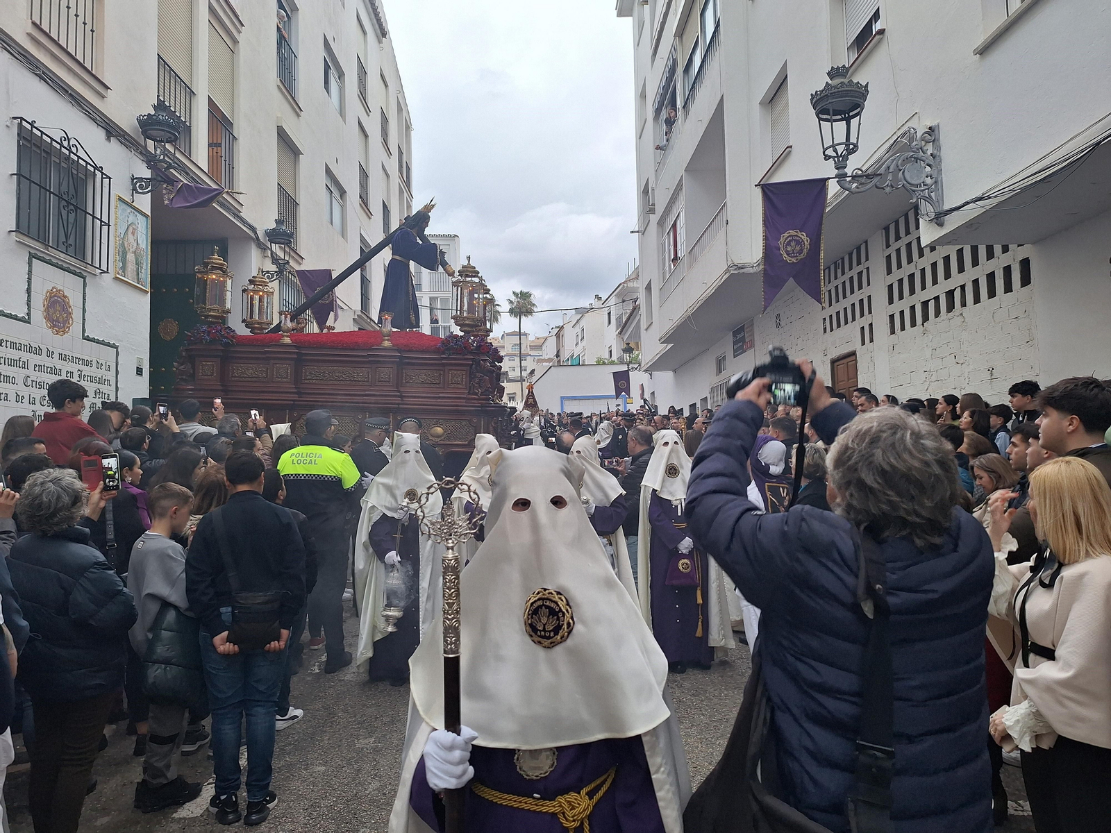 El Cristo del Amor procesionando por Estepona.