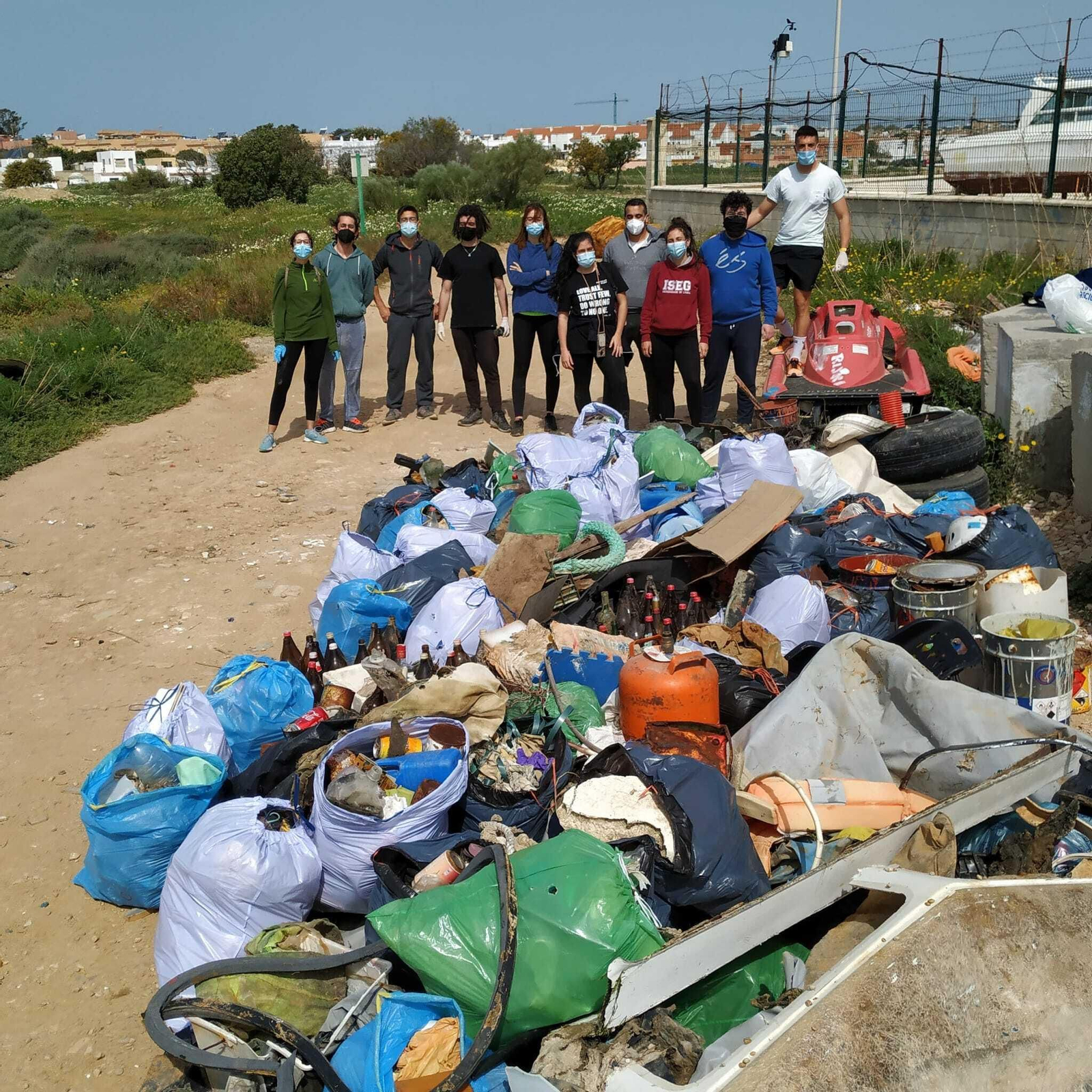 Recogida de basura en las inmediaciones del muelle de Gallineras.