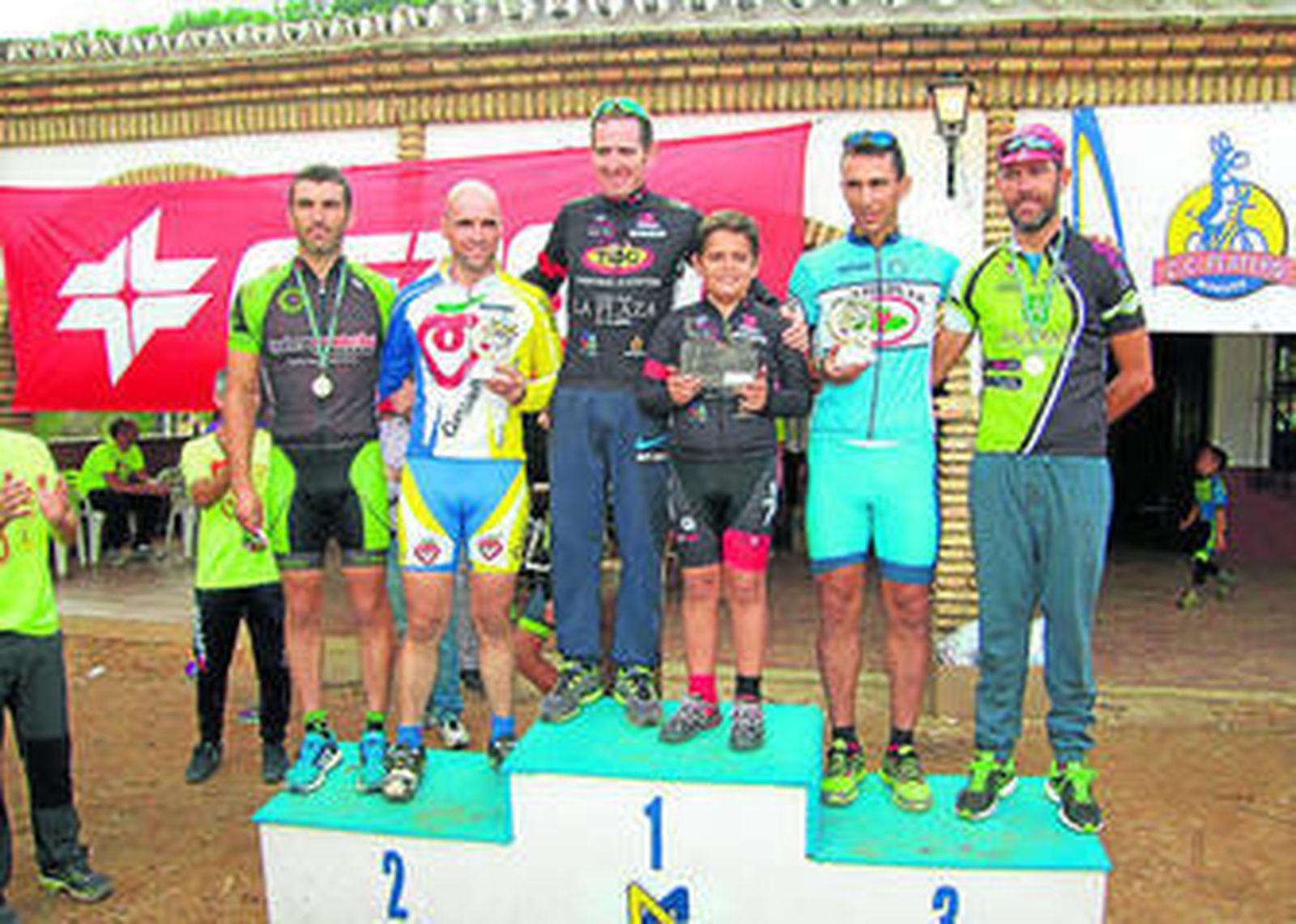 Podio de la categoría élite en la prueba celebrada en Moguer, dentro del Circuito Provincial de BTT.