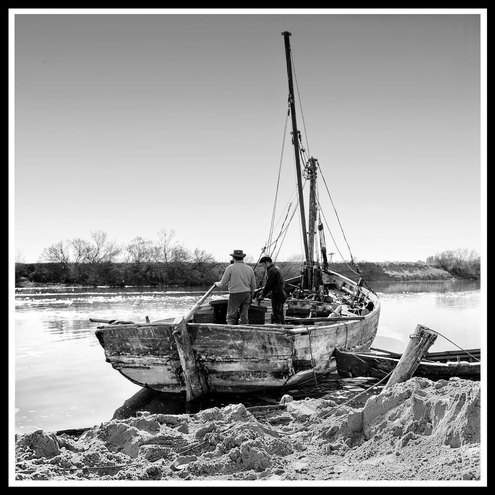Areneros junto al puente de Cartuja. C. 1969. Genaro Capote
