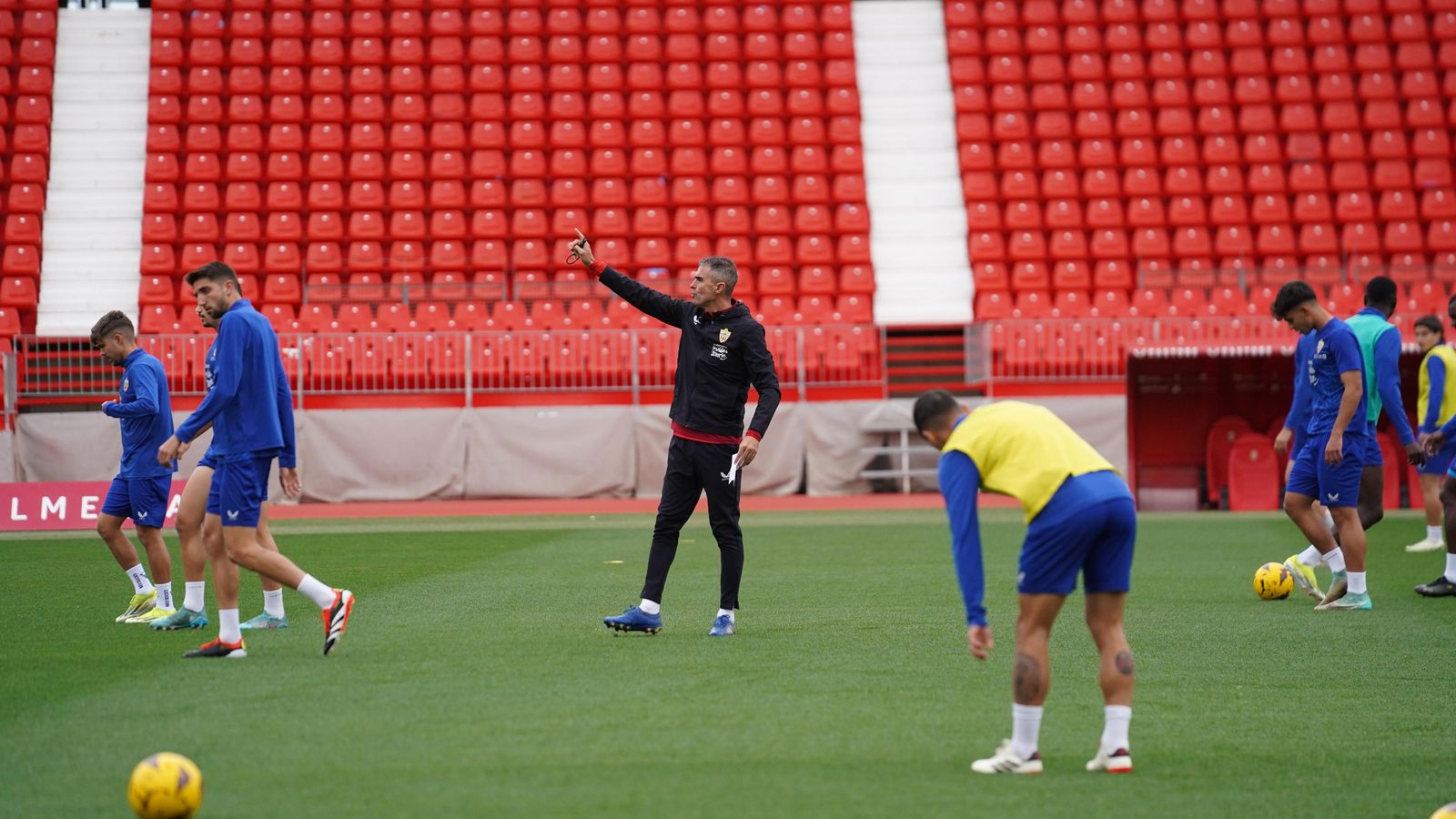 El técnico rojiblanco da órdenes sobre el verde del Power Horse Stadium.