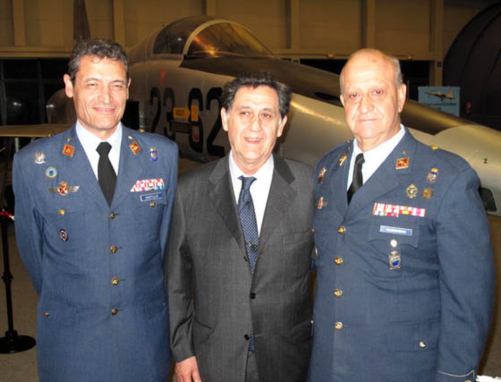 El teniente general Juan Antonio del Castillo Masete, jefe del Mando Logístico del Ejército del Aire; Francisco Fernández Saínz; ex presidente de EADS-CASA, y Antonio Valderrábano, general director de Enseñanza del Ejército del Aire.

Foto: Victoria Ramírez
