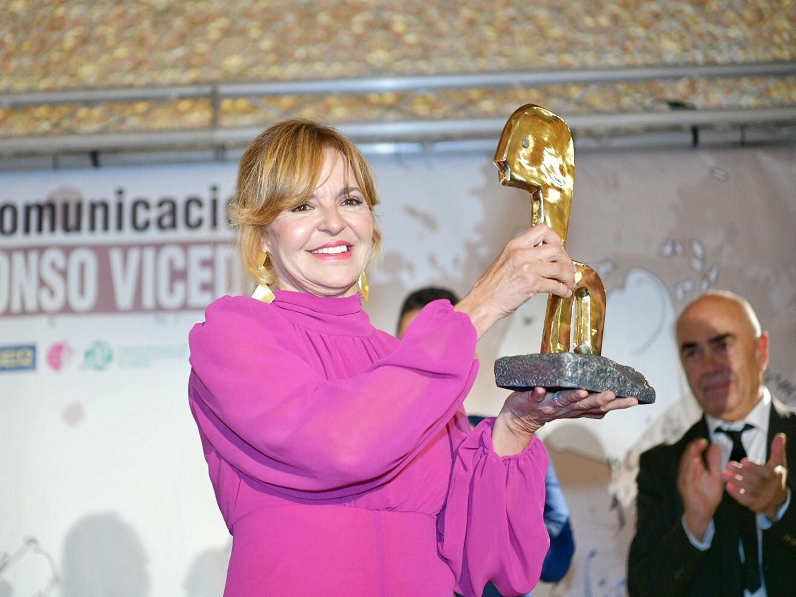 Almudena Ariza recoge el premio, aplaudida por Manolo Ovalle