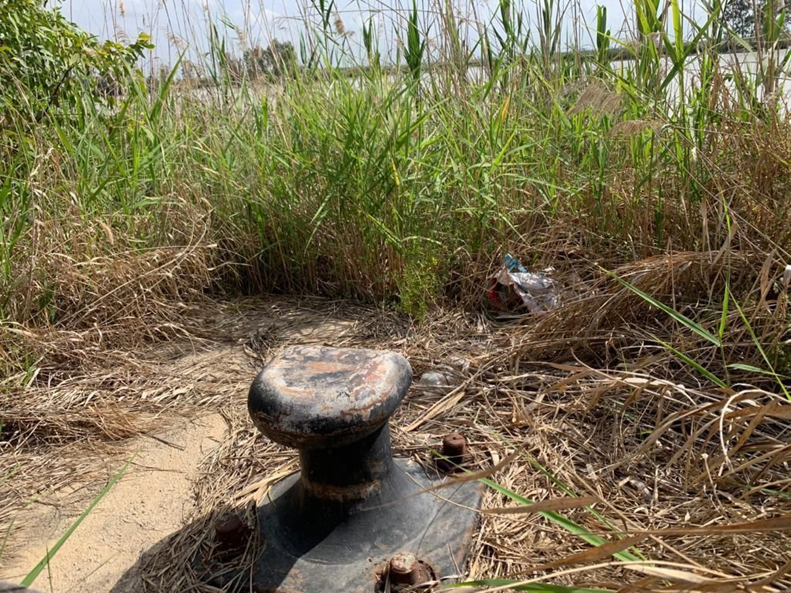 Bolardo para amarre en tierra en Isla Mínima.
